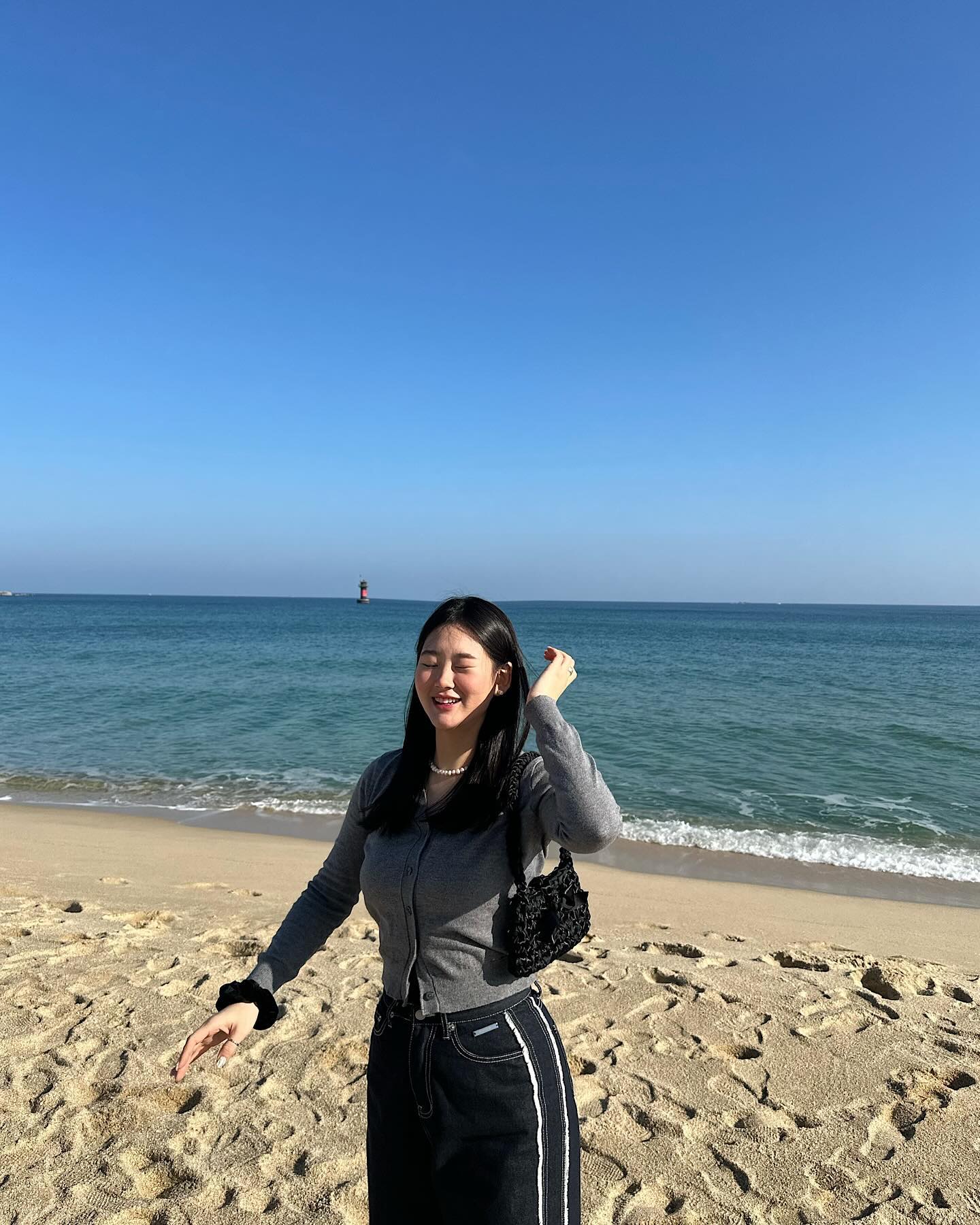 강릉 여행📸 마져 올리기🫧
 
이제 슬슬 따뜻해지려나요?🥺
여름이 왔으면 좋겠어요🥲

#📸#가을룩#겨울룩#여자코디#코디추천 #여자청바지#여자가디건 #진주목걸이#마마카사르