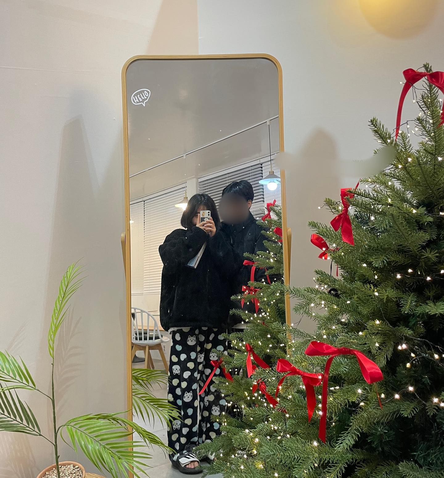 울님들 ! 저 드뎌 이사는 어제 끝났습미다 🫠
새로운 공간이라 적응이 잘 되진 않지만 ..

다음 게시물엔 제 파란만장한 이사스토리를 
조금 들려드리께여 🤍

도와준 남자친구랑 무인카페에서 찰칵 ✨

#파란만장했던 #이사스토리 #커밍쑨✔️