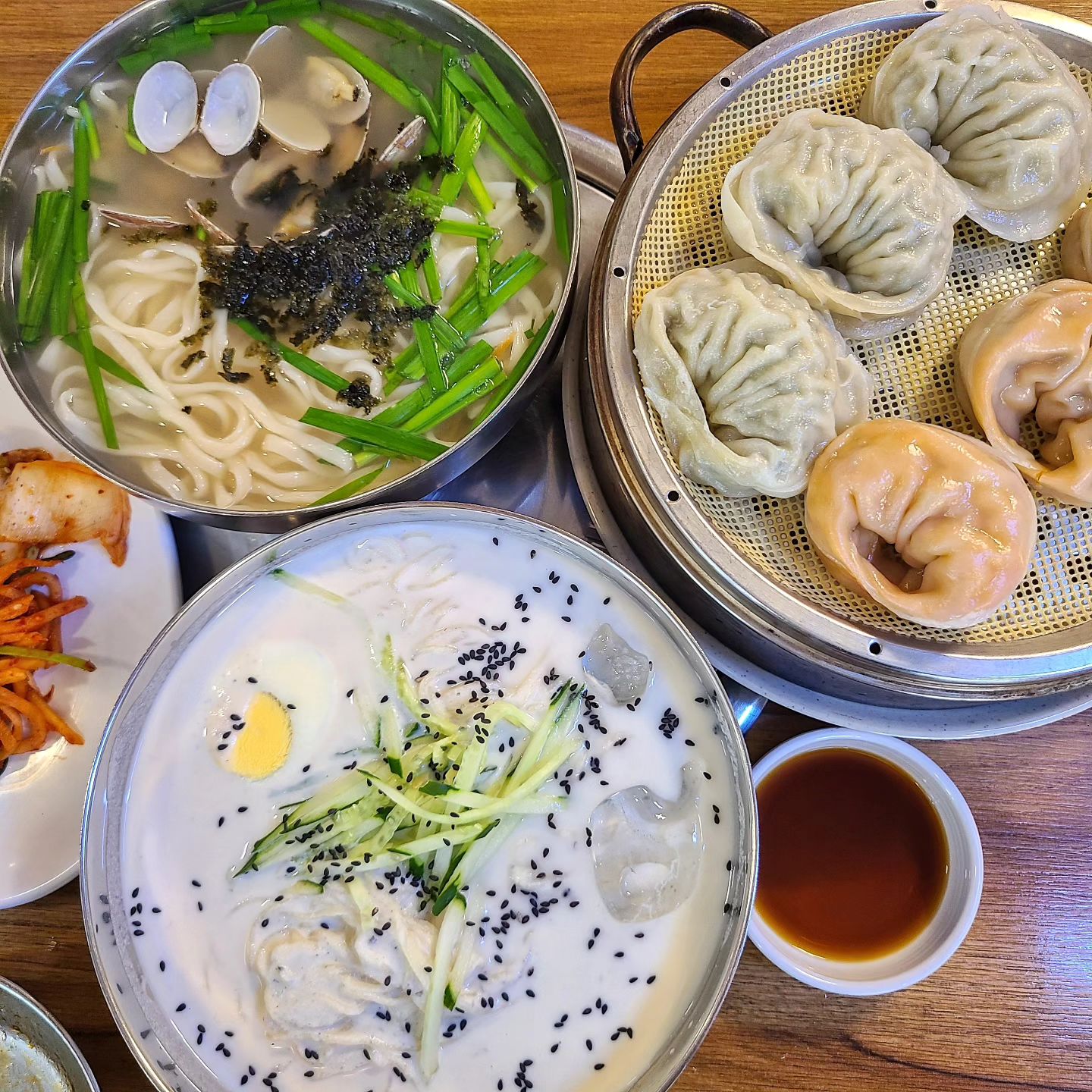 칼국수 하나로 수원역 꽉잡음👌

✅️다선칼국수 본점
✅️수원시 팔달구 향교로 48 1층 다선 칼국수
🌬수원역 8출
✔️칼국수 8,000원
✔️콩국수(계절메뉴)
✔️만두 7,000원

점심 시간에는 웨이팅이 있는 수원역 꽉잡은 칼국수, 다선칼국수 다녀왔다🙋‍♀️ 칼국수랑 칼낙지가 유명한데 간단하게 칼국수와 콩국수(계절메뉴) 맛봤다.

바지락 칼국수 사실 조미료맛으로 다 비슷한 맛이 나기 마련인데 여기는 진짜 바다내음🫢 조개가 많이 들어가서 국물 시원하고 면발 쫄깃하고! 칼국수 참 잘하는 집🫶

계절메뉴인 콩국수도 꼬숩하니 맛나고 만두가 통통하니 맛도리다. 반반도 가능하니 고기만두 김치만두 모두 맛보시길😋 식전에 나오는 보리밥도 맛있고❤️ 한끼 든든하게 먹기 좋은곳이다.

#수원역맛집 #다선칼국수🍲 #칼국수맛집