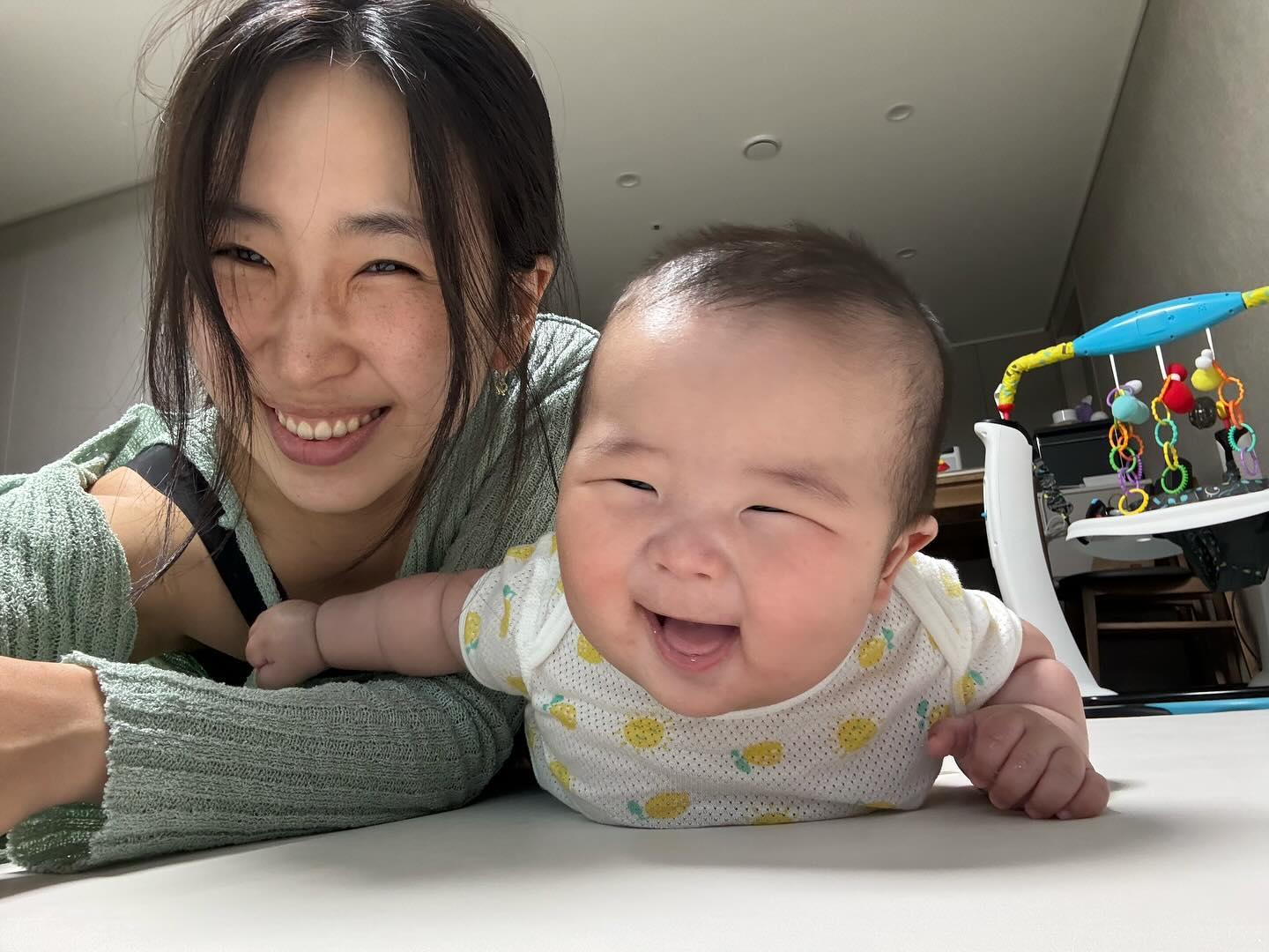 시윤이의 첫 어린이날! 어린이 날인걸 아는걸까 오늘 하루종일 기분 좋고 울지도않고 ㅋㅋ 너무 많이 웃어주고 ㅎㅎ 엄빠가 선물 사줘야하는데 선물을 받은거같네 ㅋㅋ🩷🩷 통잠까지 자주면 감사하겠어^^* 사랑해