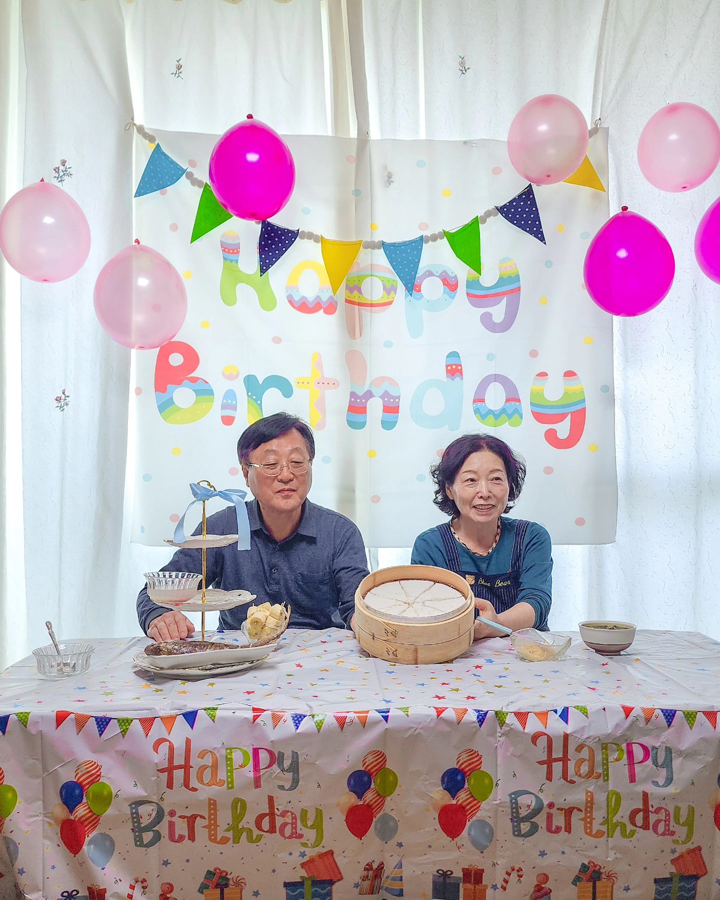 #도둑년

9세 맞이 조카 생파 준비한 김에
어버이날 맞이까지 하시라고
그냥 대충 앞에 앉으시랬다ㅋㅋ
해피벌쓰데이 어버이날.

👩🏻‍🦰 "자 엄마 아빠, 줄 서서
용돈 받아 가세요!
가정의 달은 힘듭니다."

엄마가 쪼르르 오셔서
감사합니다 하며
고개 숙여 용돈 받으시고
아빠한테 빨리 와서
줄 서라고 다그치셨다ㅋㅋㅋ

👩🏻‍🦰 "자, 이거 받고 엄마는
일미 무치고 김치 담궈주고
아빠는 일욜에 우리 집
도배 하세요."

엄마가 말씀 하셨다.
.
.
🙄 "도둑년이 왔네...

#어버이날 #가정의달 을
보내며 가난해 진 중년.