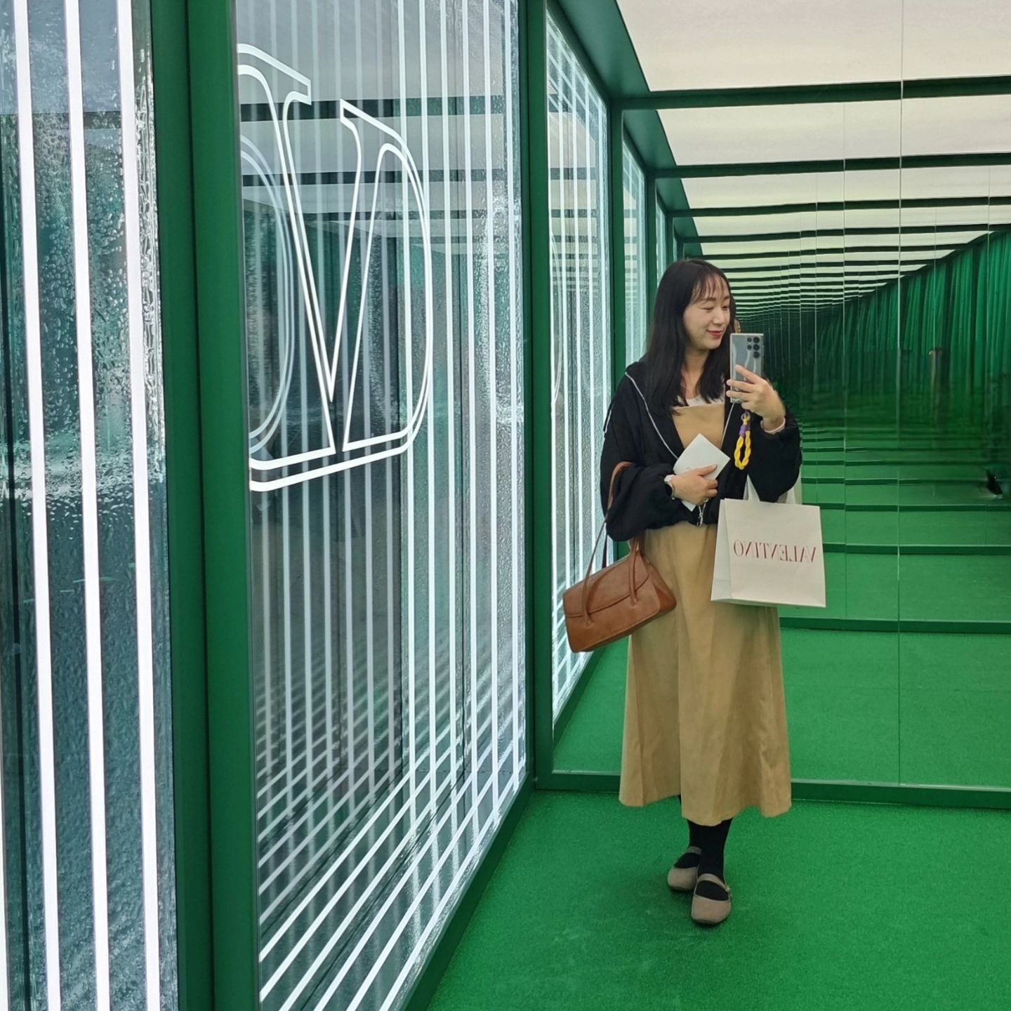 #초대 #발렌티노뷰티 의 새로운 #발렌티노쿠션
ℍ𝕠𝕦𝕤𝕖 𝕠𝕗 ℂ𝕦𝕤𝕙𝕚𝕠𝕟 팝업스토어에 다녀왔어요!!

행운을 의미하는 #스파클럭키그린 컬러로 꾸며진 팝업스토어는 꼭 봄이 온 것 같은 느낌
포토존도 곳곳에 있어서 사진 찍느라 시간가는 줄 몰랐어요

거기다 전문가의 손길과 발렌티노 뷰티의 색조로 
리터치 된  제 메이크업도 아주 맘에들던~♡

한정판 스파클 럭키 그린 
고-쿠션 을 만나면 꼭 테스트 해보세요!!

당신의 일상을 반짝이는 에너지로 가득 채워 줄
HOUSE OF CUSHION 팝업 스토어

일시: 2024년 3월 6일(수) ~ 3월 10일(일)
시간 : 11:00~20:00
장소 :오우드 성수 1호점 (서울 성동구 연무장길 101-1)
예약 : 네이버 예약 1인 2매 가능
https://shorturl.at/twHQV/

valentino.beauty

#뷰티인플루언서 #뷰티쁠양양 #발렌티노뷰티 #valentinobeauty #세미매트쿠션 #고쿠션 #고쿠션글리터 #쿠션추천