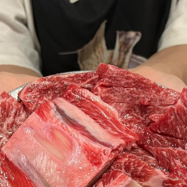 푸디주디 [마포맛집 공덕맛집 홍대맛집] on Instagram: "버터 발라 구워먹는 소갈비 먹어봤어? 남영동 본점에서 너무 유명해져서 가로수길까지 진출한 남영동양문이에요! 주디는 남영동양문 가