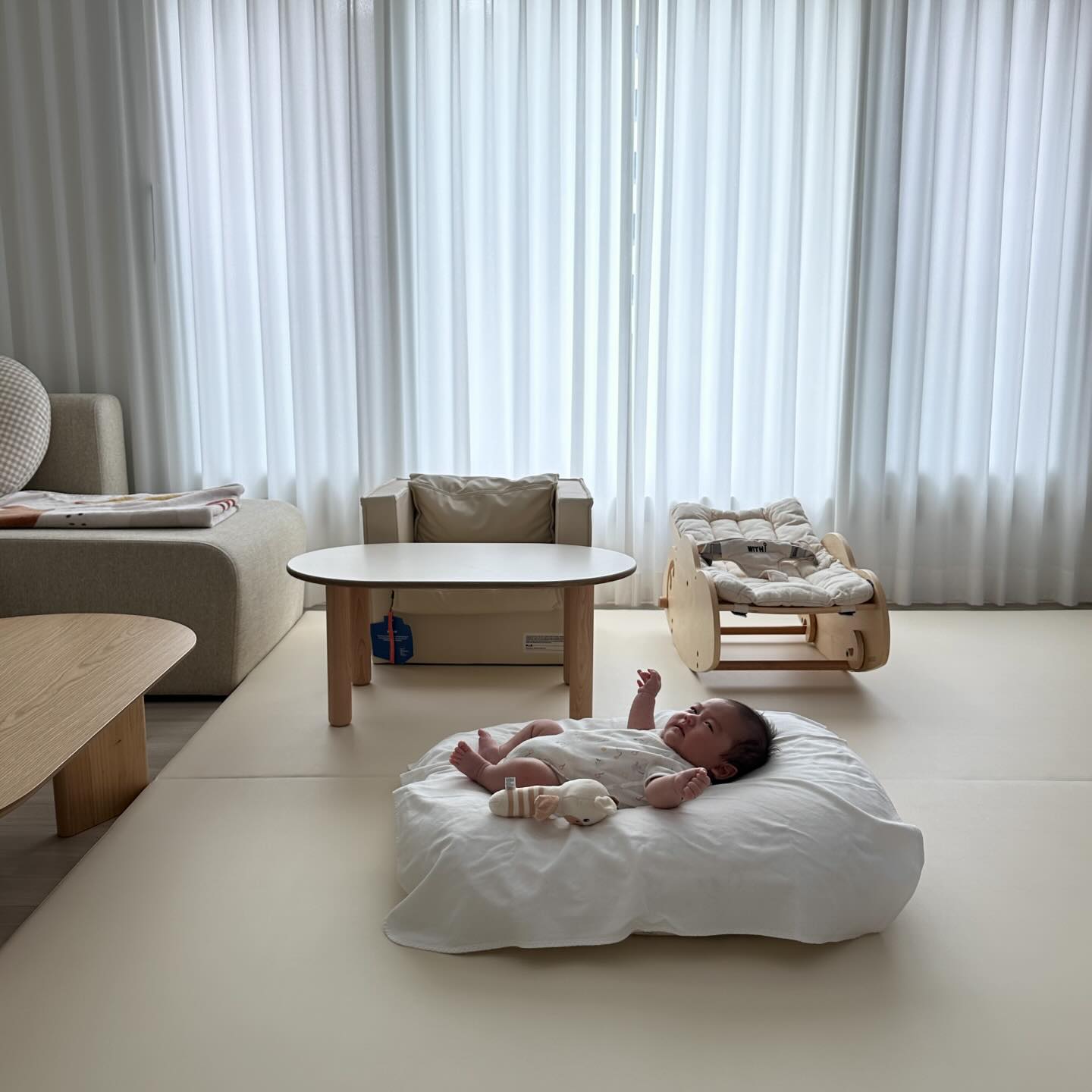 너저분한 주말이 지나고 단정하게 정리한 우디집🏠 그리고 순둥이 아기👶🏻 

#아기가사는집