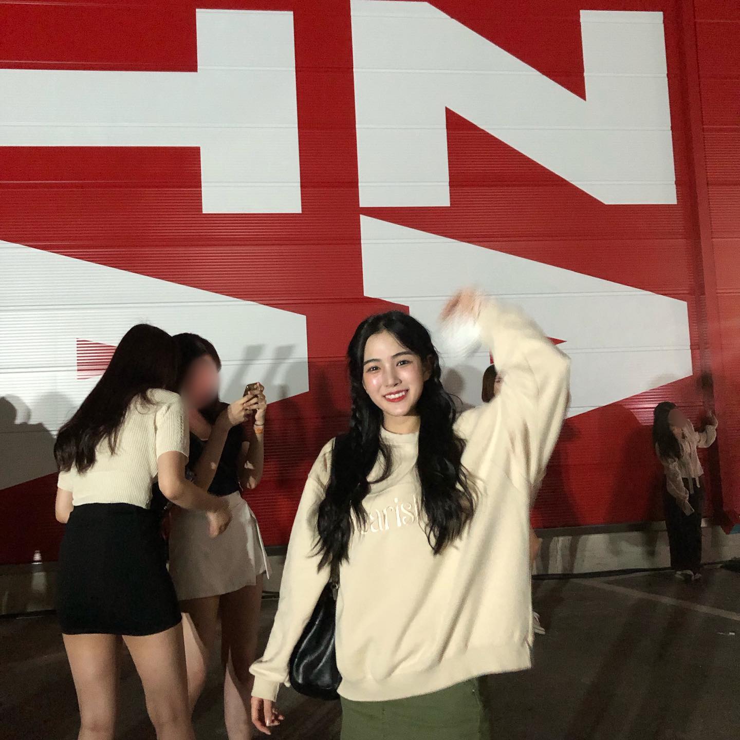 첫 공연때 가구선 지금 올리는 이가옹옹그 사이에 jameshan_ 덕에 두번이나 보고왔지요오오
진짜 다들 인생공연이라 하는 이유을 알아버림 공연보는동안 눈을 못떼고있던 공연…❤️
예쁜옷 입구 좋은 공연보기 쵝오😆😆#푸에르자부르타 #협찬 #Dearish #mood #message #foryou #inspiration #겨울 #공연 #잠실 #종합운동장