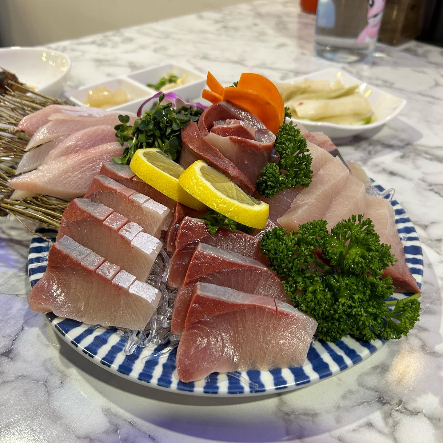 #협찬 #대방어맛집
방어철 지나가기전에 마지막 방어회 먹고왔어요!
집근처에 새로 생긴 횟집인데 후기가 넘 좋길래 기대하고 다녀왔는데 이번 시즌 먹어본 방어중에서 제일 맛있어요! 
횟집은 회전율이 중요한데 세민수산은 상일동 회맛집으로 소문나서 회전율도 빠르고 신선하더라고요! 사장님도 넘 친절하고 음식 퀄리티도 좋아서 이해가 가는 맛✨ 홀에서 먹으면 머리고기랑 반찬까지 제공되는데 상차림비도 없어요🙌🏻🙌🏻🙌🏻
방어회, 광어, 우럭, 도다리 등등 세트메뉴도 팔고 있어서 다음에 또 방문할 예정💙🫶🏻
-
-
-
#먹스타그램 #방어 #대방어 #방어회 #먹스타 #먹스타맞팔 #먹스타소통 #먹팔맞팔 #좋아요 #선팔하면맞팔 #고덕역맛집 #고덕동회식 #상일동회식 #회맛집 #세민수산 #세민수산고덕점
-
-

이글은 리뷰노트를 통하여 본업체에서 제품또는 서비스를 제공받아 작성된 글입니다