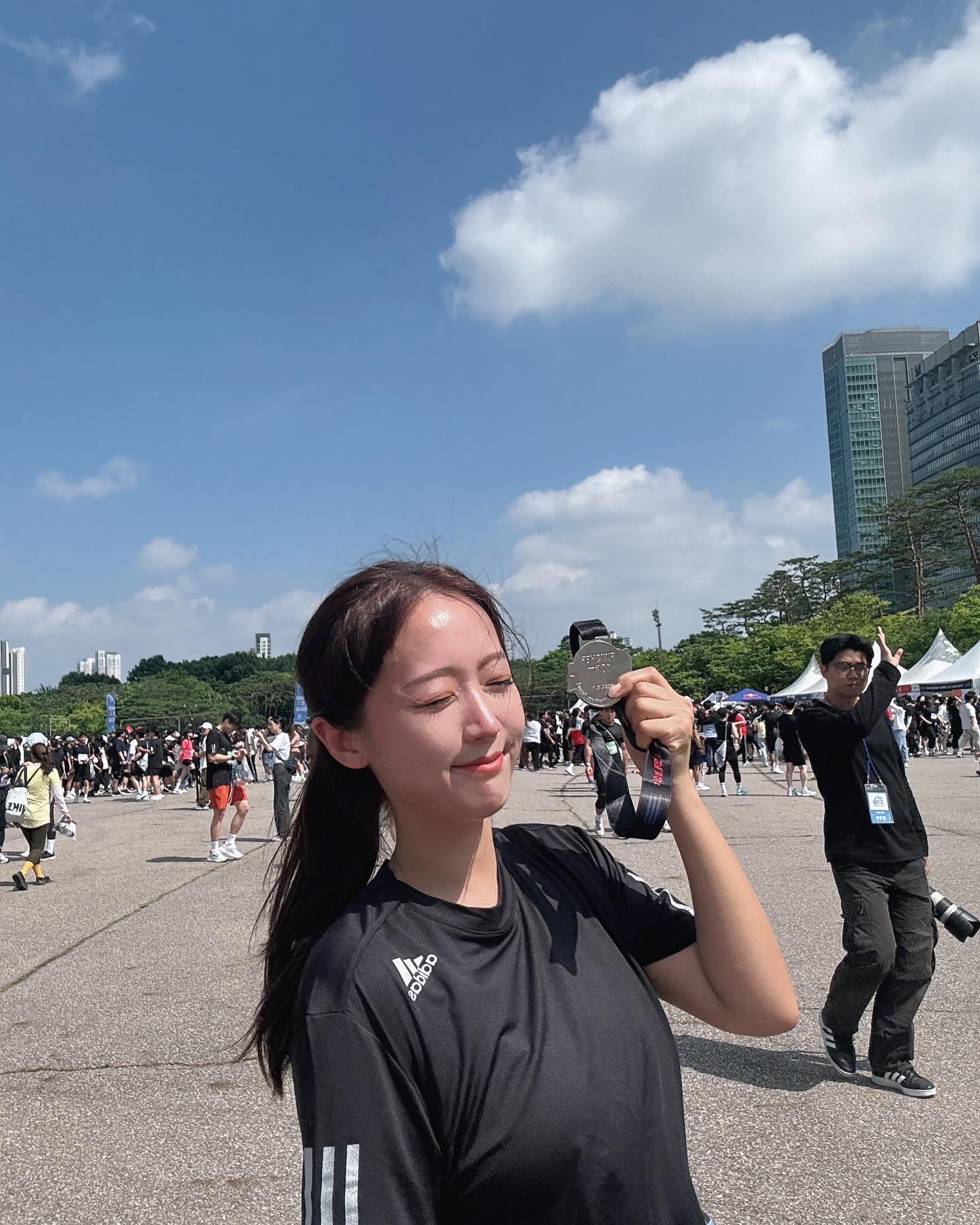 인생 첫 #마라톤 #지구런 #협찬 

결혼 후 남편과 꼭 하고싶었던 마라톤
2024 지구런 평화 마라톤이 6월 1일 #여의도공원 에서 개최되었어요!
첫 도전 5km 완주🏃‍♀️ 나를 칭찬해!!

맑은 하늘 아래 많은사람모여 함께한 시간
국가유공자들과 함께 뛰는 평화를 위한 마라톤행사가 더욱 의미있었어요 !
그리고, 많은 기업들이 후원해주셔서 현장에서 직접 추첨하고 선물까지 받아서 기분이 너무 좋더라고요💗 

인기많았던 페어몬트 숙박권 추첨은 현장에서 아쉽게 못하였지만, 인스타그램과 블로그, 설문참여를 하면 응모할 수 있으니 참석하신분들 접수하러 가요 :) 
지구런 자세한 이벤트 내용은 지구런 피드에서 확인하실 수 있어요.
_earth.run_ 

듬뿍받은 선물 자랑하고
5km 완주하고 받은 멋진 매달 자랑합니다 :)
국가유공자분들과 함께하는 #평화마라톤
활기차고 밝은 분위기, 런린이는 마라톤이 좋아졌습니다🤩
무대공연과 국가유공자분들과 단체사진까지 참 즐거웠다 !!

🗒️ 함께해주신 후원기업
이퀄리브 equlib_official 
질경이 jilgyungyi.official 
HWPL hwpl 
대한적십자사 koreanredcross 
페어몬트 앰배서더 fairmontseoul 
농심 nongshim 
레드불 redbullkr 
초청해주신 지구런 모두 감사합니다💗