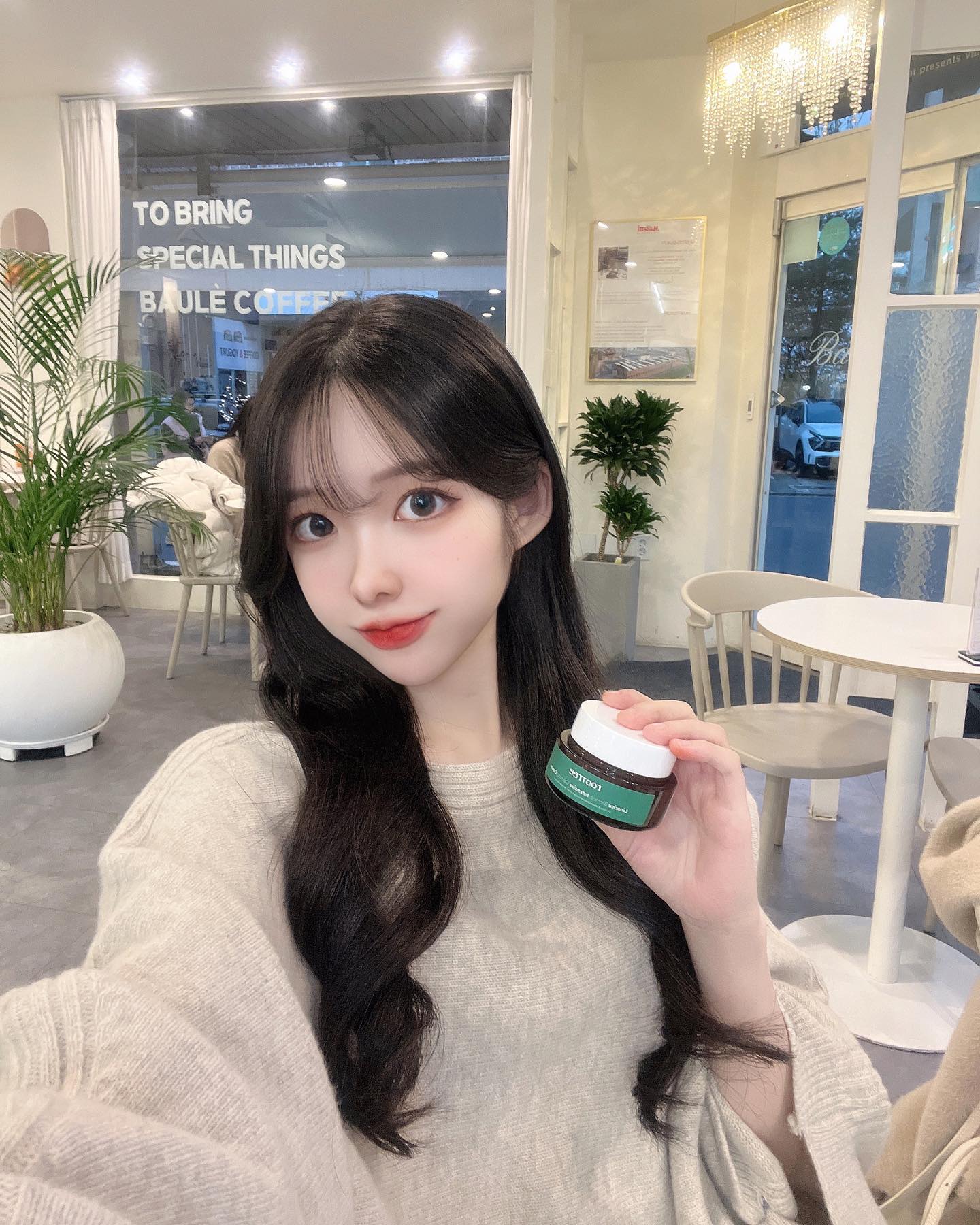 잡티나 기미, 넓은기미가 고민이신 분들🌿

와디즈 피부 흔적 개선으로 1위한 감초세럼의
두 번째 제품인 감초크림팩이 나왔어요 여러분🙏🏻

감초크림팩은 넓은 기미 -112% 개선효과 임상을 받고,
백화점 1층 명품화장품의 주 성분인 턴오버 성분을

3종이나 담아 사용 1회만에 장벽개선 358%, 
진정효과 297% 임상도 받은 제품인데요.

요즘 건조한 날씨 때문에 피부도 메마르는 느낌이라
촉촉하게 케어해주는데 신경을 무척 쓰고 있는데

감초크림팩은 끈적임 없이 부드럽게 발리면서 흡수되는데
바르고 나서도 촉촉함이 계속 느껴져서 좋더라구요 .ᐟ

영양이 농축된 꾸덕한 크림팩이라 아침에는 크림으로 
저녁에는 수면팩으로 사용해주고 있답니다 ◡̈

비건인증 및 저자극테스트에서 비자극 판정을 받은
순한 제품이라 피부가 민감하신 분들도 
안심하고 사용하실 수 있어요.

📍현재 와디즈에서 펀딩 진행중 이에요﹗
 11/13 ~ 12/5 기간동안 오픈알림신청 하실 수 있고
  12/5 오후 2시에 펀딩 오픈 예정입니다

📍알림신청 후 체험단에 참여하면 본품을 
  무료로 사용해보고 펀딩할 수 있어요.

📍알림신청하고 체험단에 참여하여 제품도 사용해보고, 
  72시간 이벤트 혜택도 좋으니 펀딩도 참여해보세요✨
.
.
#루트리 #rootree #넓은기미 #감초크림팩 #기미 #잡티 #와디즈 #wadiz