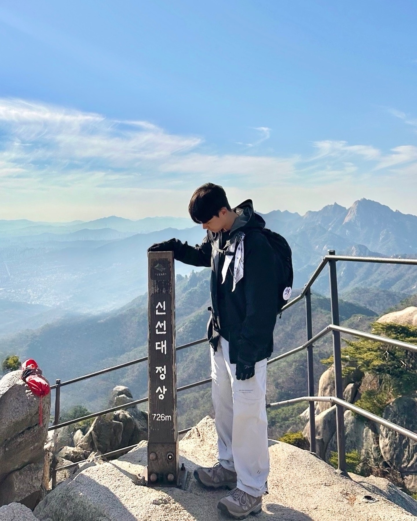 #도봉산 

⛰️
오랜만에 찾은 도봉산,
이번엔 Y계곡 코스로 다녀왔다!

Y계곡 코스로는 처음 다녀왔는데,
생각보다 암릉 구간이 심하고 난이도가 있어서 재밌게 다녀왔다!

Y계곡 코스는 주말, 공휴일은 사람이 많아 일방통행인데,
날이 추워져서 그런지 다행히 사람이 없어서 여유 있게 다녀왔다 👍

하산 후 두부전골 & 보쌈 👍
후식 잉어빵 👍

⛰️
- 코스: 도봉탐방지원센터 -> 은석암 -> 다락능선 -> 포대전망대 -> Y계곡 -> 신선대(정상) -> 마당바위 -> 원점회귀
- 시간: 3시간 40분
- 난이도: 중 ~ 중상
-준비물: 등산 장갑(암릉 구간으로, 등산 장갑 필수!)

#산춘기 #sanchungi #등산 #등산스타그램 #등린이 #산스타그램 #산린이 #hiking #登山 #신선대 #y계곡 #도봉산신선대 #도봉산y계곡