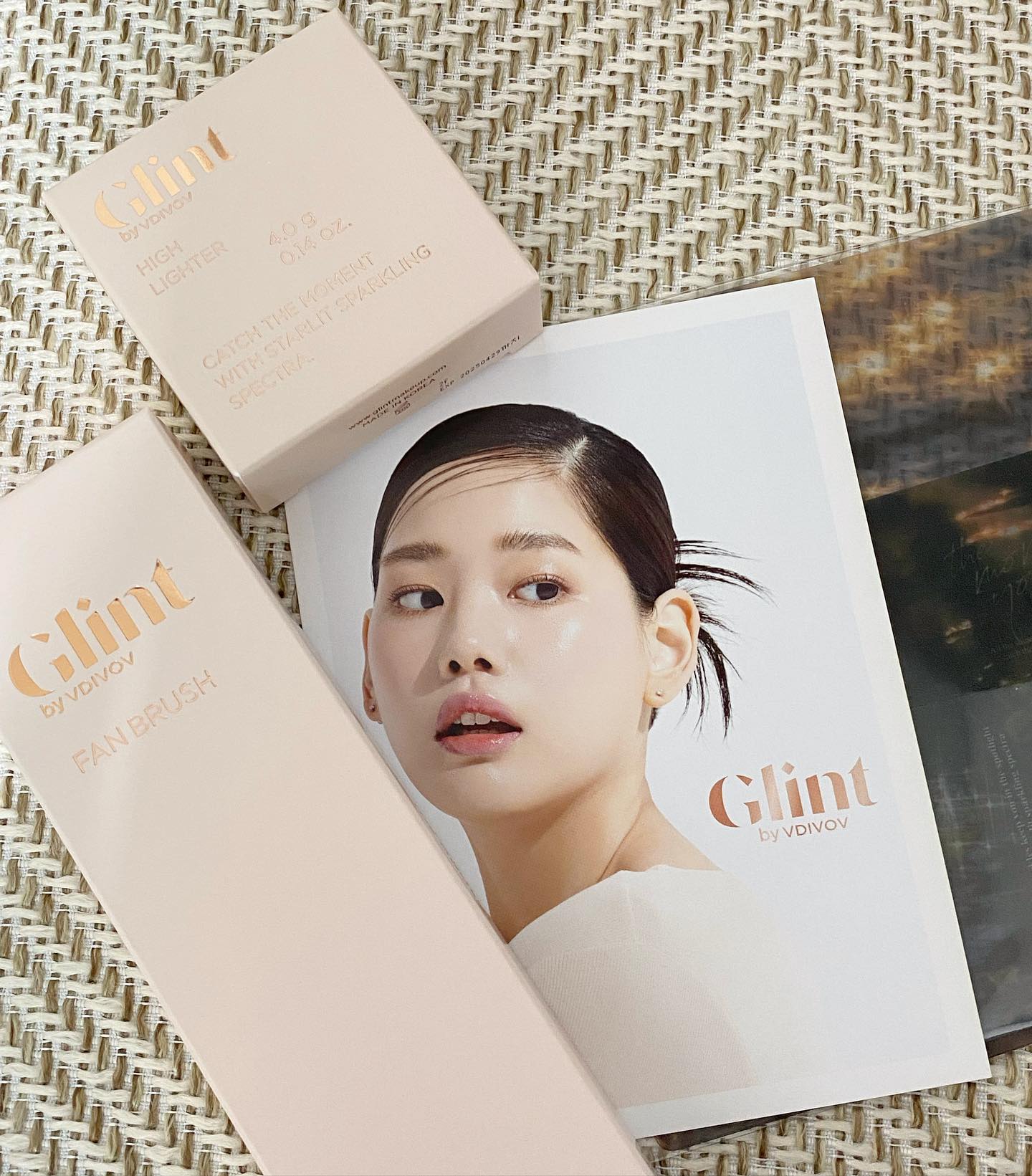 #glint #글린트 #바이비디보브하이라이터 #밀키문 #milkymoon #광고아님 

오랜만에 게시글을 올리네요 ,,,😂 이번 게시물은 제가 우연히 인스타그램을 보다 구매한 제품인데요,, ✨바로 하이라이터 입니다! ✨

마침 하이라이터도 필요했기 때문에 구매 했는데 생각보다 예쁘다고 생각했습니다! 

쿨톤인 저에게 괜찮을 것 같았고 무엇보다 핑크 입자가 은은하게 보이는 게 좋아 구매한 것 같아요,,, 

특히나 저는 과한 펄 입자를 좋아하지는 않고! 무조건 자연스럽지만 이목구비를 살려 줄 수 있는 제품을 선호해요! 

이 제품도 발라보니 은은하고 화사하고 자연스러운 게 보이더라구요,,, 사진만 봐도 그래보이지 않나요?🥰

저 처럼 쿨톤이시면서 핑크펄 입자가 들어간 하이라이터를 좋아하시는 분이나 자연스러운 광을 좋아하시는 분께 추천 드리고 싶어요 💖 

이번 내돈 내산 제품도 만족이네요!💖

#하이라이터 #화장품추천 #쿨톤 #쿨톤메이크업 #코덕 #코덕리뷰 #코스메틱 #뷰티 #웜톤 #뷰덕 #데일리메이크업 #cosmetics #beauty #highlight #cooltone #makeup