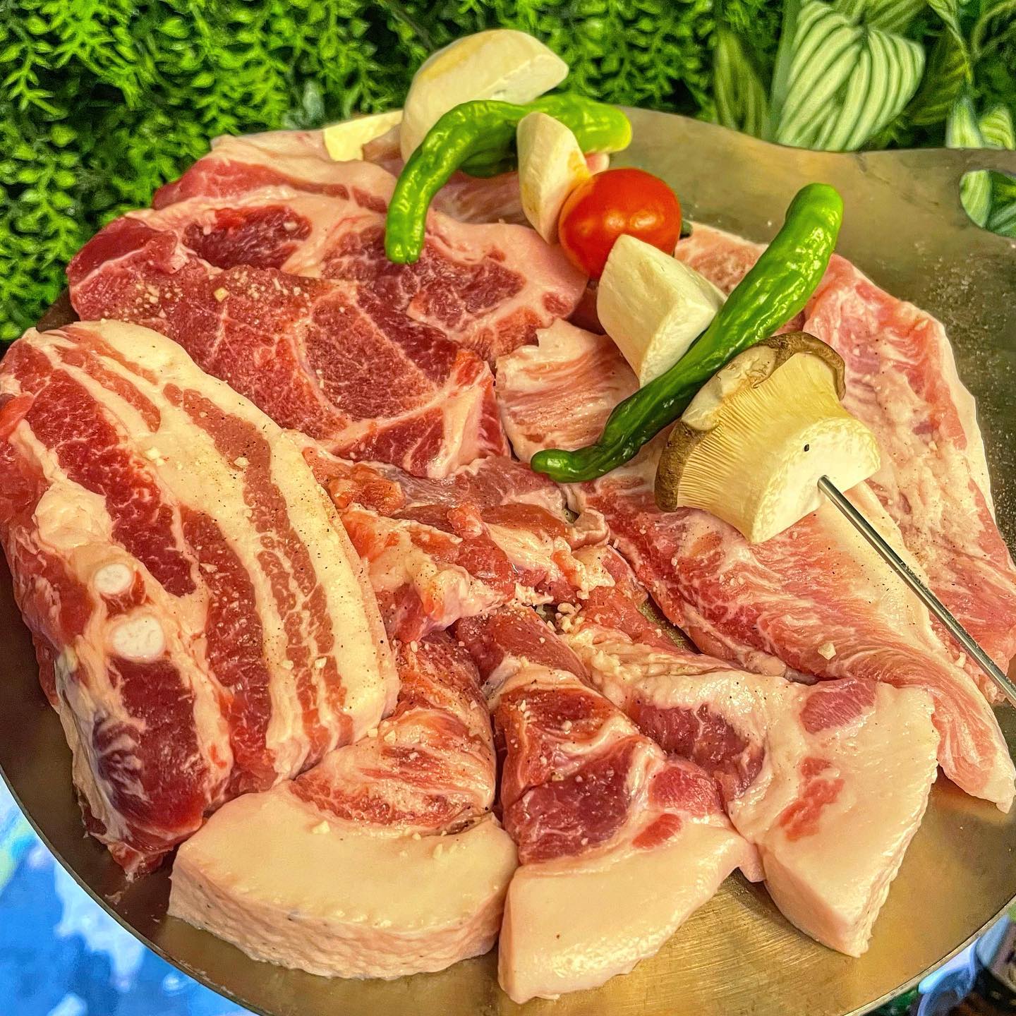 입안가득 육즙 터지는 흑돼지집.
드라이에이징을 전문적으로 배운 사장님 덕에
가장 맛있게 흑돼지를 먹을 수 있는 집입니다.

직접 만드신 반찬들과 소스들이 
흑돼지의 맛을 최상으로 끌어올려주는
밑반찬들이라 사장님이 연구를 많이 하셨다는게 
느껴지는 맛이었습니다. 

양도 푸짐한데, 가격까지 합리적인 곳이라
나만 알고 싶지만 너무 알리고 싶은 범계역맛집😋

흑돼지 맛있게 먹고싶을 땐 
블랙시크릿가든 어떠세요? ✨

ㅡㅡㅡㅡㅡㅡㅡㅡㅡㅡㅡㅡㅡㅡㅡㅡㅡㅡㅡㅡ
가게명 : 블랙시크릿가든
✨가격 
14일 숙성 지리산흑돼지모듬한판 59,000

✨운영시간 : 11:30~23:00
✨매장번호 : 0507-1393-7378
✨위치 : 경기 안양시 동안구 평촌대로223번길 27 2층 202호,204호
.
.
.
코스요리/오마카세/ 가성비맛집 대신 찾아드리는 
mucbanggu
팔로우하고 맛집 정보 받아가세요 💞

#범계역맛집#안양맛집#범계로데오거리#범계맛집#범계고기맛집#안양고기맛집#안양흑돼지#흑돼지맛집#돼지고기맛집