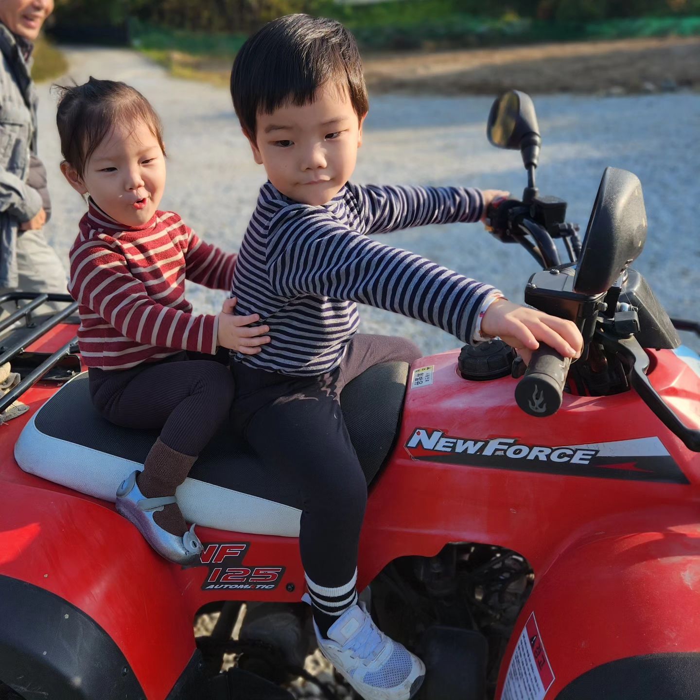 강원도 증조할머니댁에 간 뽀뽀남매
삽으로 호미로 흙파고, 산책도하고 즐거운 월요일
#제사 #강원도 #자연체험 #흙파기 #육아 #육아소통