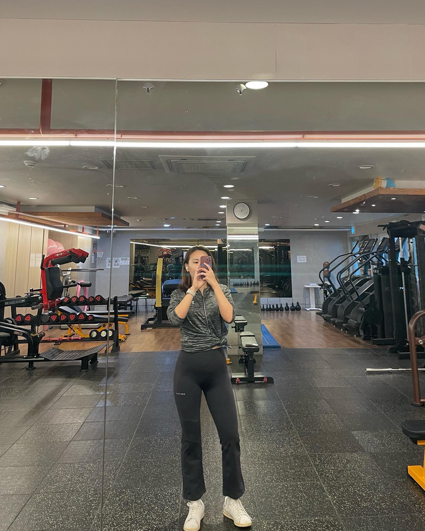 저에게 있어 어깨란…친해지기 어려운 친구😂
오늘도 짝꿍 옷 뺏어입고 #오운완 
심박수는 안올라갔는데 어깨뽕 생긴 것 같은건 기분탓인가요?
깔깔 다들 수요고개 힘내보자구요😎