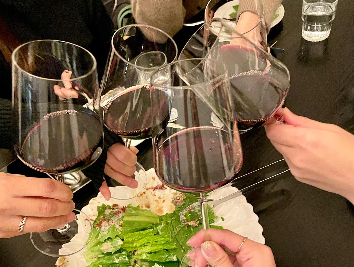 .
모임 신년회!
am11 ~ pm 11

와인으로 시작해서 화요로 마무리🍷🍶
12시간동안 먹기만했나봐ㅋㅋㅋㅋ 
.
.
.
.
.
#역시친정은가까워야 👍 #엄마고맙습니다
#오랜만에꾸미고나갔는데 #죄다음식사진
#어디인지이름도몰라 ㅋㅋㅋㅋ 

#롯데월드타워맛집 #방이동술집