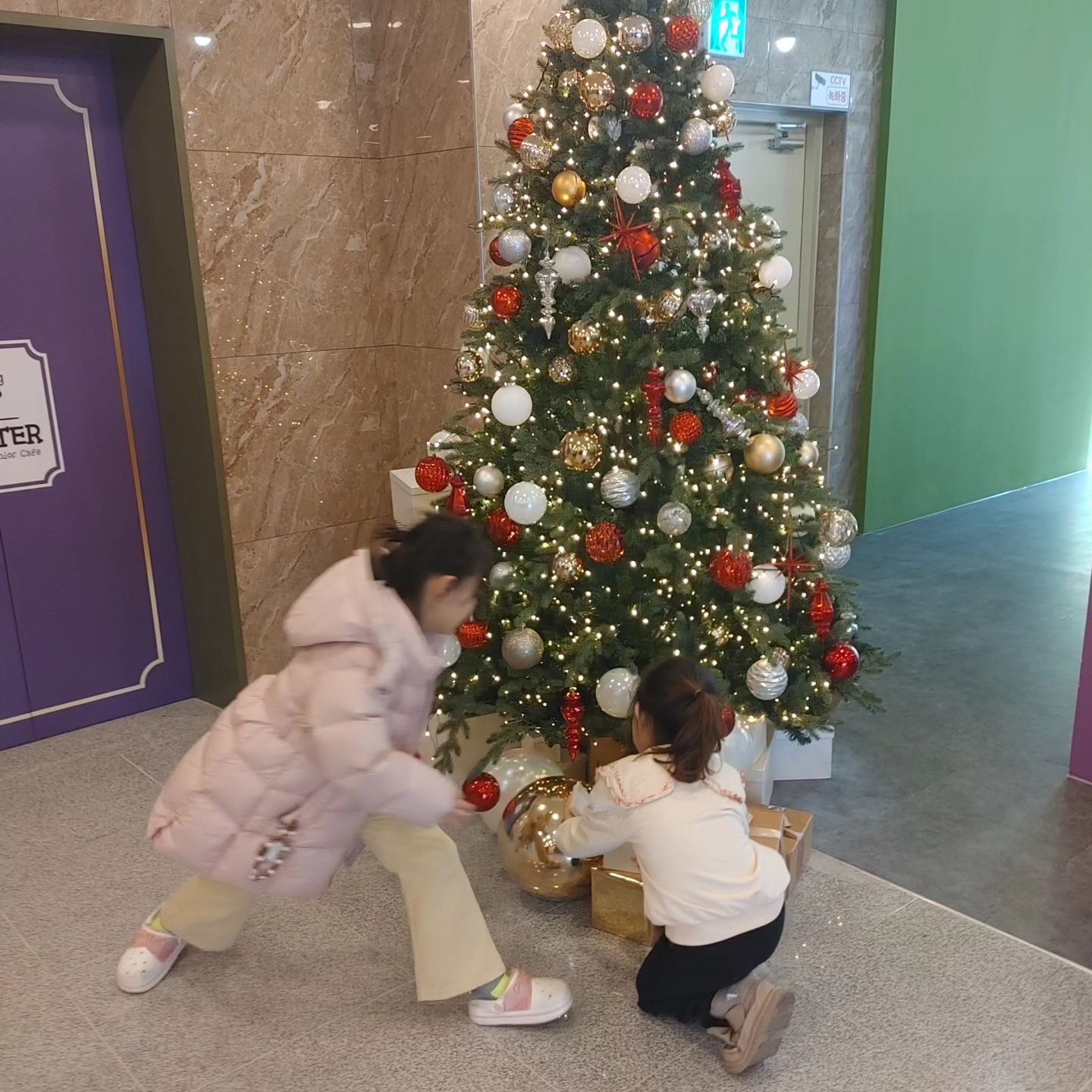 8년인생 평생친구ㅋㅋ
너넨 참 조용히 신나게 잘도논다~
이사가도 늘 가까이에 가는거보니 신기하구 
늘 감사한 인연!!

새로생긴 점핑몬스터가서 놀아재끼구
간김에 정액권 플렉스~~ㅋㅋ
이젠 애들이 많이커서 키카정액권도 마지막일듯ㅋ