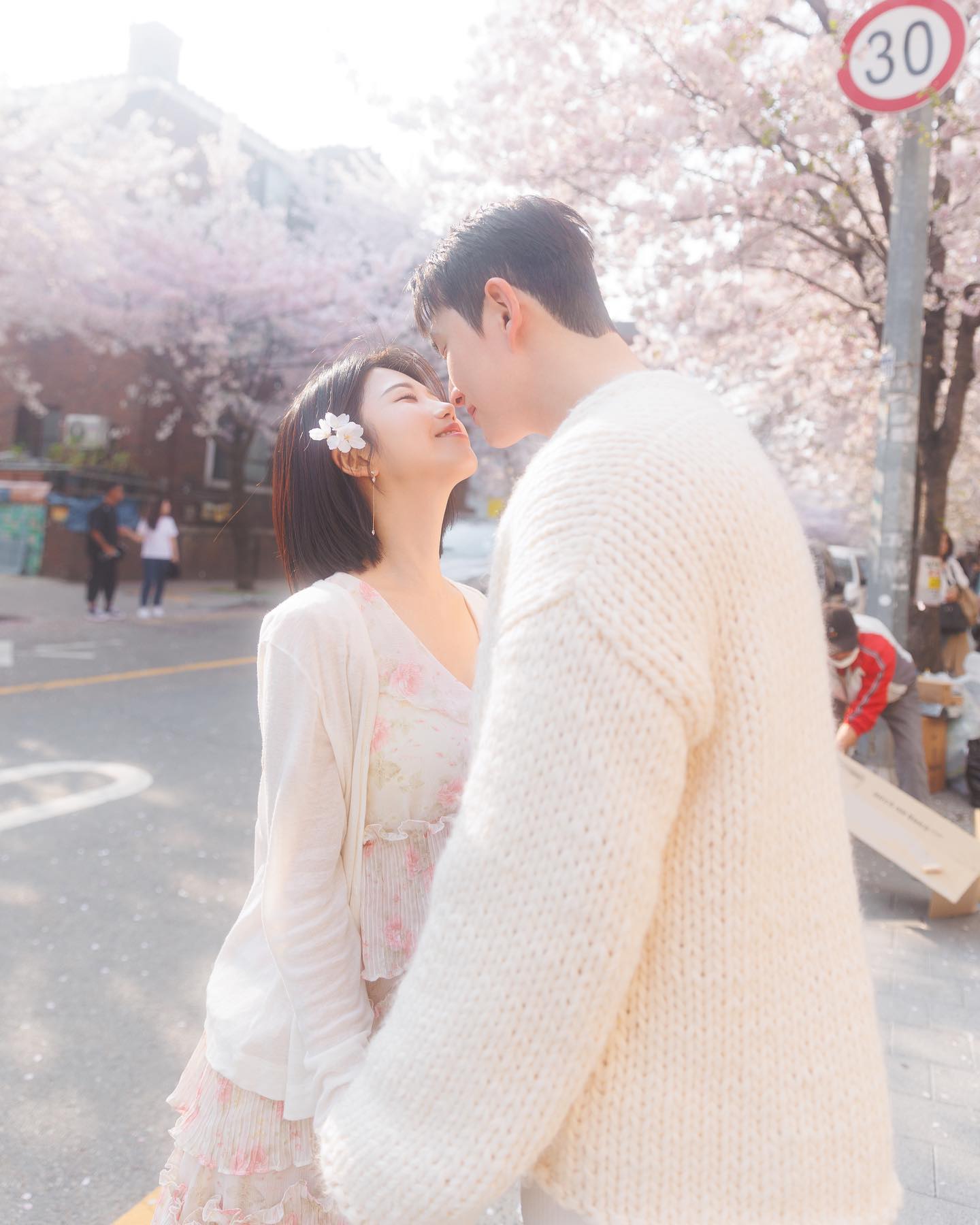다시 왔네 봄? 
같이 맞이한 두 번째 봄🌸

Photo by 2woo.foto 
고마워 올해 벚꽃은 더 이쁘게 남겨줘서 이작가

#벚꽃스냅 #커플스냅 #벚꽃명소 #망원동 #커플시밀러룩