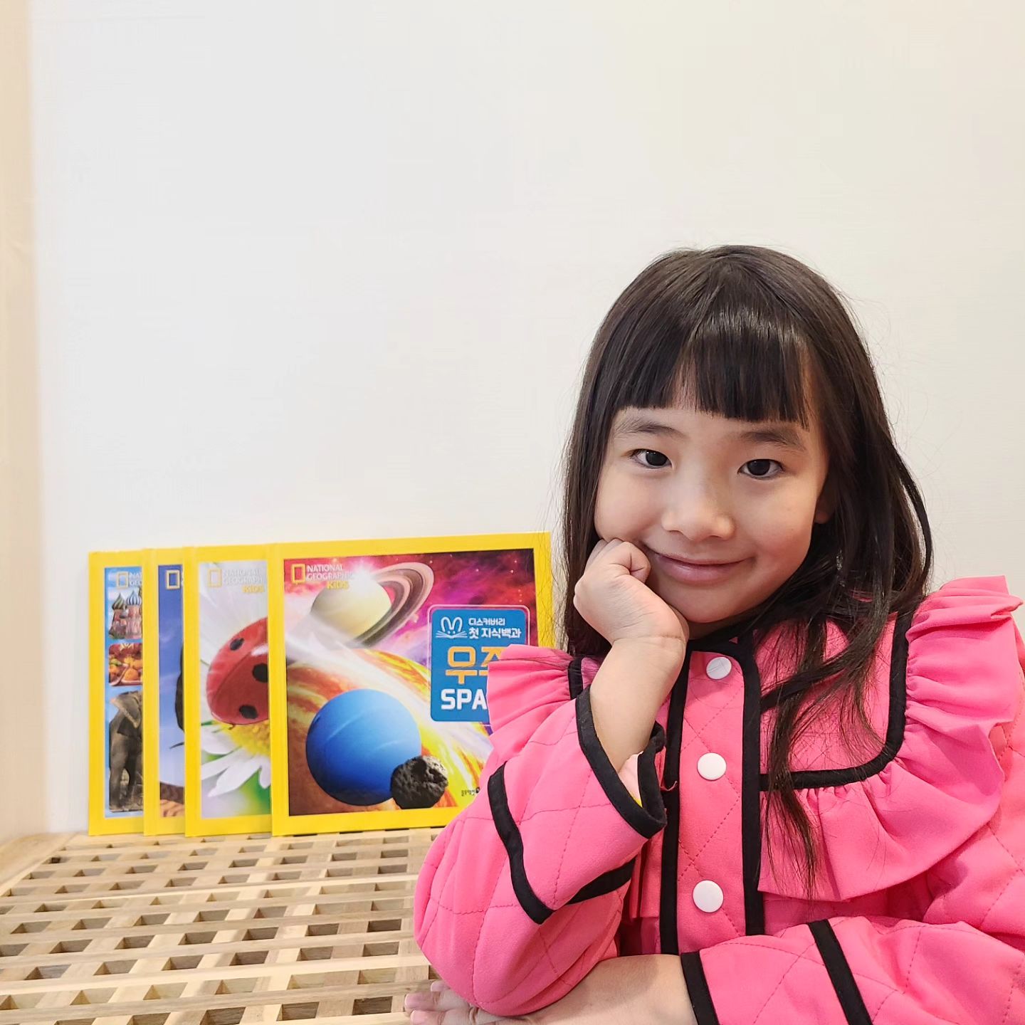 #협찬 #블루래빗 #디스커버리첫지식백과  bluerabbit_official_korea 
-
-
내셔널지오그래픽 키즈와 블루래빗키즈의 만남 !!!! 
어린이을 위해 탄생한 초등 필독 지식백과.
Step 0 지식발견의 놀라움과 호기심(15권)이에요.
큼짇한 글씨와 짧고 핵심적인 내용으로 처음 지식책 읽기를 시작하는 아이에게 적합한 전집이에요.
다채로운 사진과 그림을 활용해 직관적인 이해를 도와주고 호기심을 자극해줘요.
곳곳에 등장하는 반짝정보가 흥미로운 사실을 추가로 소개해주고 대화식 질문이 실려 있어 능동적인 책 읽기 유도가 되더라구요.
요즘 책읽는 재미에 푹 빠진 지니랍니다.
-
-
#블루래빗 #디스커버리첫지식백과 #첫지식백과 #초등입학전필독도서 #어린이필독서 #내셔널지오그래픽 #내셔널지오그래픽키즈 #어린이과학도서 #어린이예술도서 #어린이상식도서 #어린이지식백과 #어린이모델 #키즈모델 #캐스팅디렉터 #아역배우 #아동모델