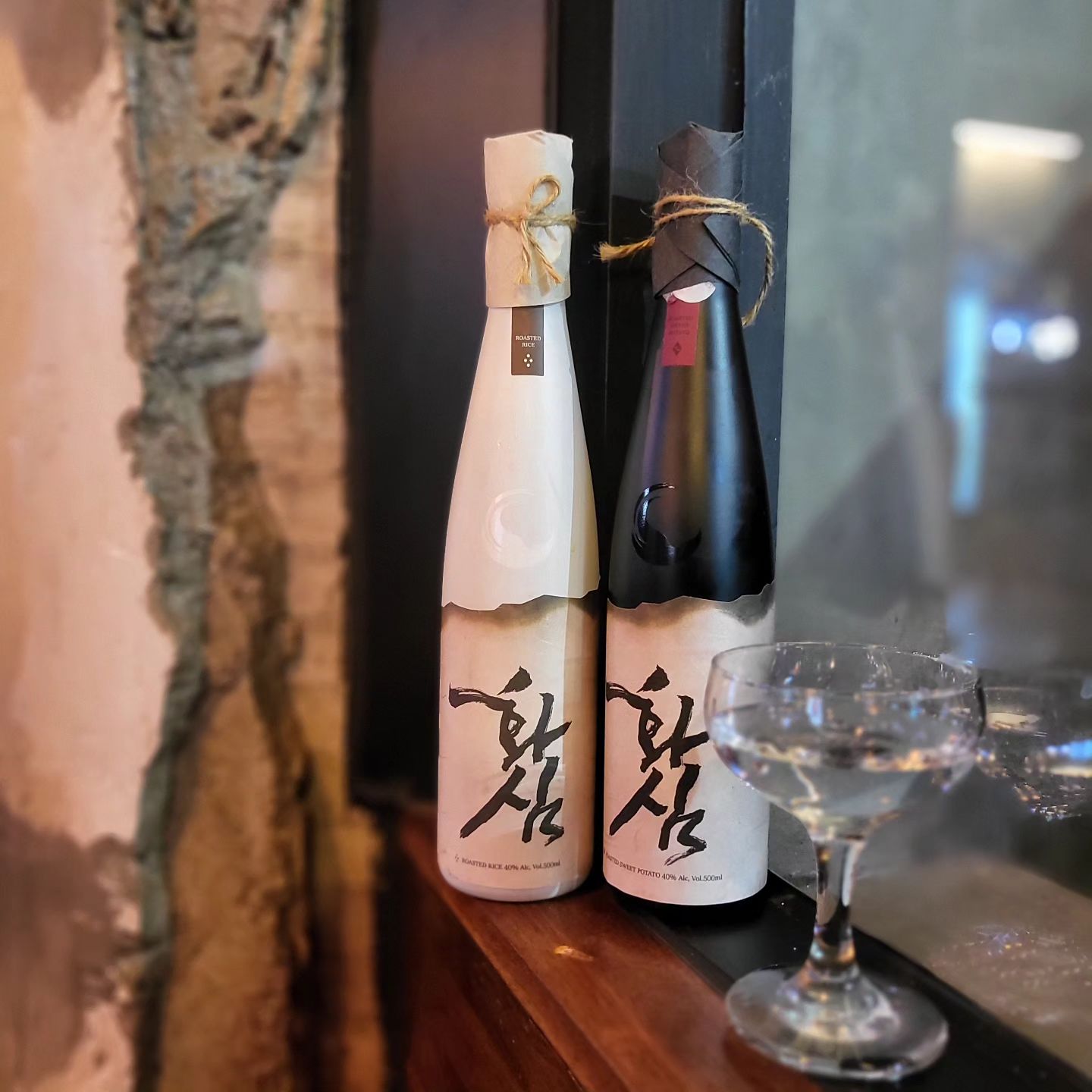 불의 힘으로 빚은 소주 화심 
#광고
군고구마 소주는 경기도에서 자란 좋은 햇고구마를 선별 후
껍질까지 그대로 구워 빚어낸 술이예요
위키발효에 쓰이는 증류주 전용 효모로 발효 후
2회 단식증류해 재료가 가진 고유의 맛을 그대로 빚어
깔끔한 느낌의 술이예요

다른 고구마 소주보다 카카오닙스, 커피빈, 바닐라, 버터, 카라멜 계통의 진~한 달콤함을 가지고 있어요!

일식이나 중식과 궁합이 상당히 좋다고해요
기름진 음식과 페어링 할때에는 얼음에 희석해서 온더락으로먹는것도
좋더라구요
또 요즘 많이 먹는 하이볼로 먹으면 더욱더 깔끔한 
느낌의 화심을 즐길 수 있어요!

tip
화심 30ml~45ml
탄산수 1:3
깔끔하게 달콤한 향도 있어 
하이볼로 먹기 좋아요😄

40도의 증류주로 언더락보단
톡톡튀는 하이볼로 즐기니 한병뚝딱이더라구요
단맛이 강해 일반 니트로 즐기면 화~ 한맛이 강한 화심

1월24일 카카오메이커스에 신년 특별 한정판이 판매 시작됩니다!!
신년특별한정에 일본본토의 소주명가들에 부끄럽지않을 정도로 빚어낸 화심 함께 즐겨보아요 

hwasimjujo
#전통주 #화심
#술스타그램
#술 #하이볼 #화심주조 #집술 #집술스타그램
