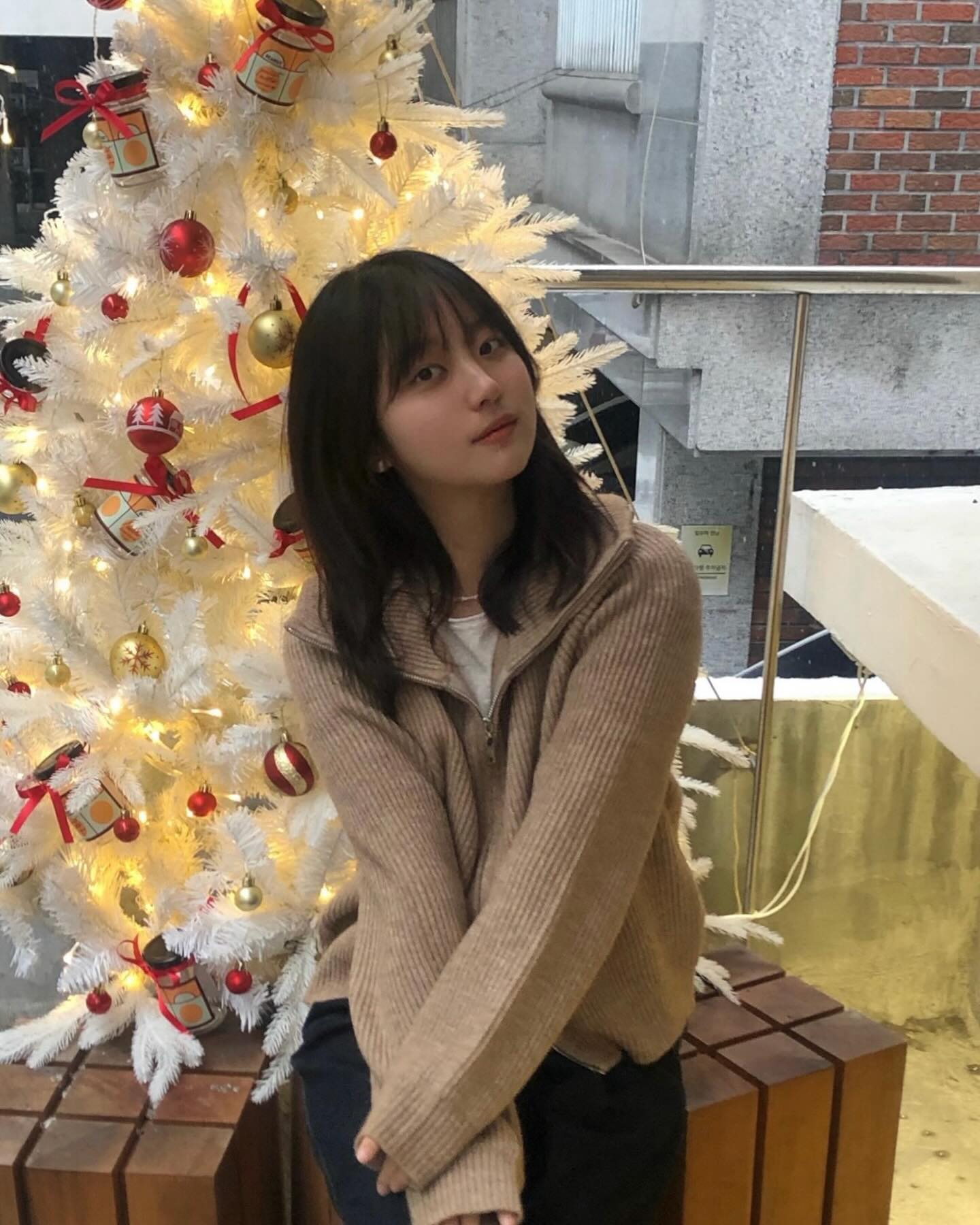 피넛버터 좋아하는 사람?! 🥜?!
성수의 새로운 핫플 #피넛버터바나나 에 다녀왔어요

NO SUGAR 100% 땅콩으로 만들어진 피넛버터로
피넛버터바나나스무디&바나나푸딩토스트가 시그니쳐고
피넛버터도 판매하고 있더라구요

인테리어 컨셉도 특이해요 호텔 컨시어지 보이시나요 🌝
2층까지 있어서 좌석도 많았습니다

토스트 주변으로 바나나칩도 뿌려져있었는데 왕맛탱
빠낭시에도 주문했는데 겉바속촉 그자체 
맛도 여러가지라 선물하기 좋을 듯 해요!

전체적으로 달달했으나 당이 들어가지 않아 
걱정안해도 되는 고런 느낌..~🥜

#광고 #성수카페추천 #피넛버터 #성수핫플레이스 #성수동핫플 
#바나나푸딩 #오오티디 #일상코디 #데일리코디 #성수카페 #성수동카페 #성수역카페 #성수피넛버터바나나 #성수디저트 #성수선물 #땅콩버터