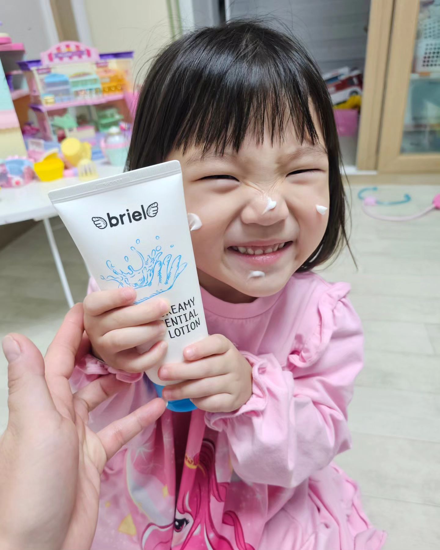 #협찬

사남매를 위한 스킨케어 브리엘 크리미 에센셜로션과 샴푸를 받아보았어요^^

briel_skincare

겨울이라 아이들도 얼굴,몸 가려워하고 트기 시작하더라구요ㅜ로션은 끈적이지 않고 산뜻한 제형이라 마음에 들더라구요^^
오일 인 로션이라 보습감도 👍🏻👍🏻
건조함이 쏵~~사라졌어요🤭🤭
샴푸는 카렌듈라 꽃수를 함유하고 있어 두피 진정과 건강한 모발을 유지시켜준다고 합니다.
푸석푸석한 머릿결이 찰랑찰랑❤
사남매도 엄마인 저도 너무 맘에 드네요😍

👉🏻공식 홈페이지
⏩https://www.briel.co.kr/

#브리엘 #아기로션 #베이비로션 #유아로션 #아기바디워시 #키즈샴푸 #아기샴푸 #어린이샴푸 #유아샴푸