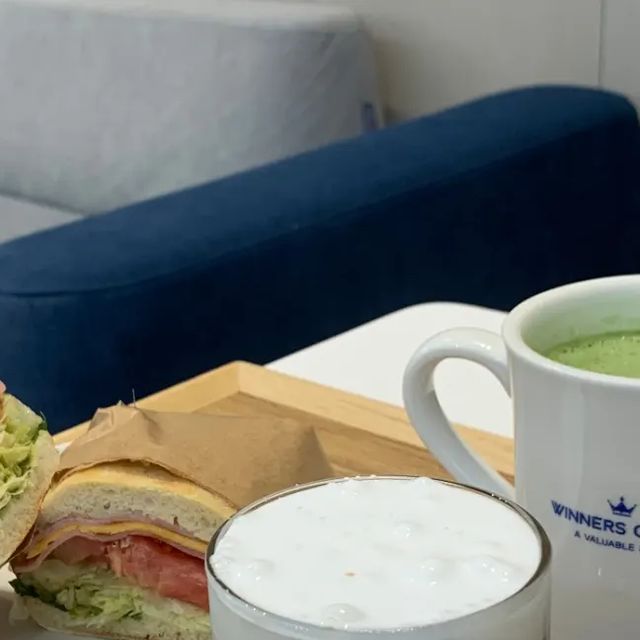 ◡̈✊🏻 on Instagram: "저녁은 쌀쌀해서 그런가 슬슬 따뜻한음료가 생각나는듯 하다😮 🥪 햄치즈 치아바타 :치아바타의 쫀득하고 고소함과 신선한 채소들과 햄치즈의 만남으로 고소단백 조