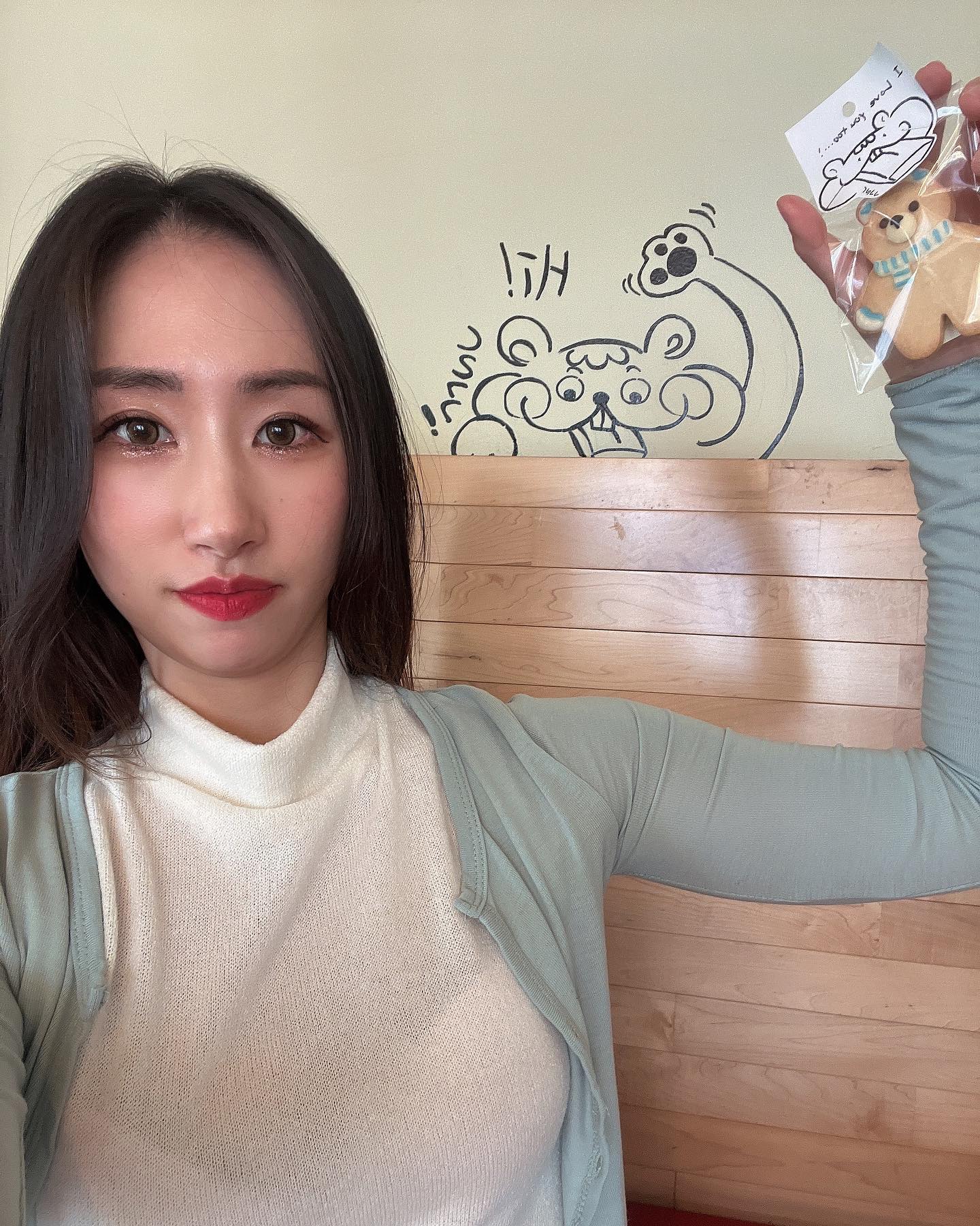 온천천 놀러갈게🧸

이름만 보고 애견카페라고 생각하진마세요🙅🏻‍♀️
🥐베이커리 카페입니다

연휴기간에 아침부터 오픈런해서 간곳인데 저보다 더 일찍 온 👩‍❤️‍👨커플이 있었어요

아주 작은규모의 카페인줄알았는데 생각보다 커서 놀랬어요 원래는 3평 규모에서 부터 시작한 곳이라고 하더라구요

창원에만 두군데 있어요 진해는 가봤구 상남동에는 한반도 안가봤지만 거기에도 놀러갈게가 있더라구요 참고하세요

주말은 🧂소금빵이 1시에 나와서 🥐빵기다리며
휘낭시에 3개나 먹었는데
🧀크림치즈 무화과맛
🍓라즈베리맛
🍫발로나초코맛
각각 맛있었구 색소 방부제 무첨가라 조금 더 안심됬어요 구움과자맛집👍

🍞러스크싫어하는데 맛있어보이더라구용 특허진행중이래요

🧸곰돌이 쿠키는 살 생각이 없었는데 언니가 사고싶어해서 산건데 제 취향저격이라 너무 귀여워서 못먹었어요 ㅜㅜ 
👦🏻어린이집이나 유치원 단체주문도 좋을것같구 🎁선물용으로도 딱일듯 

음료는 대표메뉴인 🐿️도토리숲라떼와
직원 강추인 🍵말차품은🐰토끼라떼인데 🍓딸기맛이나서 정말 맛있어서 음료 나오자마자 빵 다먹기전에 모두 다마셨어요 녹차라떼 좋아하시는분들은 꼭 먹기! 

1시에 소금빵 나오자마자 냄새에 이끌려 🍠밤구마 소금빵을 샀어요
갓 나온 소금빵을 좋아하는데 고구마를 싫어하는 저도 맛있었어요 다른 소금빵들도 기대되요

☕️커피는 디카페인도 가능합니다

카페 분위기도 예쁘고 🐩강아지랑 🧸곰돌이 인형이 너무 귀여워서 정신을 못차렸네요🫢 

📸포토존 많아서 사진찍기도 좋았어요 

다음번에 또 방문 하고싶은곳

📆월요일휴무

⏰화수목금토 오전11시-오후9시30분
(라스트오더9시)
일 낮12시-오후7시
(라스트오더6시30분)

📍 부산 동래구 연안로59번길 28 
(안락동 144-9)

#동래 #놀러갈게 #온천천 #부산카페 #안락동 #부산디저트 #부산디저트카페 #창원디저트#진해카페 #진해디저트 #부산소금빵 #온천천맛집 #부산휘낭시에 #동래맛집 #온천천카페거리 #온천천카페 #동래카페 #부산교대카페 #연산동카페 #온천천브런치 #부산신상카페 #온천천술집 #부산카페추천 #온천천맛집추천 #서면디저트 #해운대디저트 #휘낭시에맛집 #소금빵맛집 #안락동카페 #안락동맛집