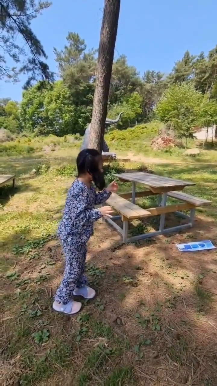 호~호~ 푸~~~~!!
머리카락이 큰강아지 귀같기도 하고🤔
파각파닥 거리는 모습이 꼭..🐩
민들레씨 부는 일이 이렇게도 힘들일이던가ㅋㅋ

#파닥파닥 
#민들레씨앗불기
