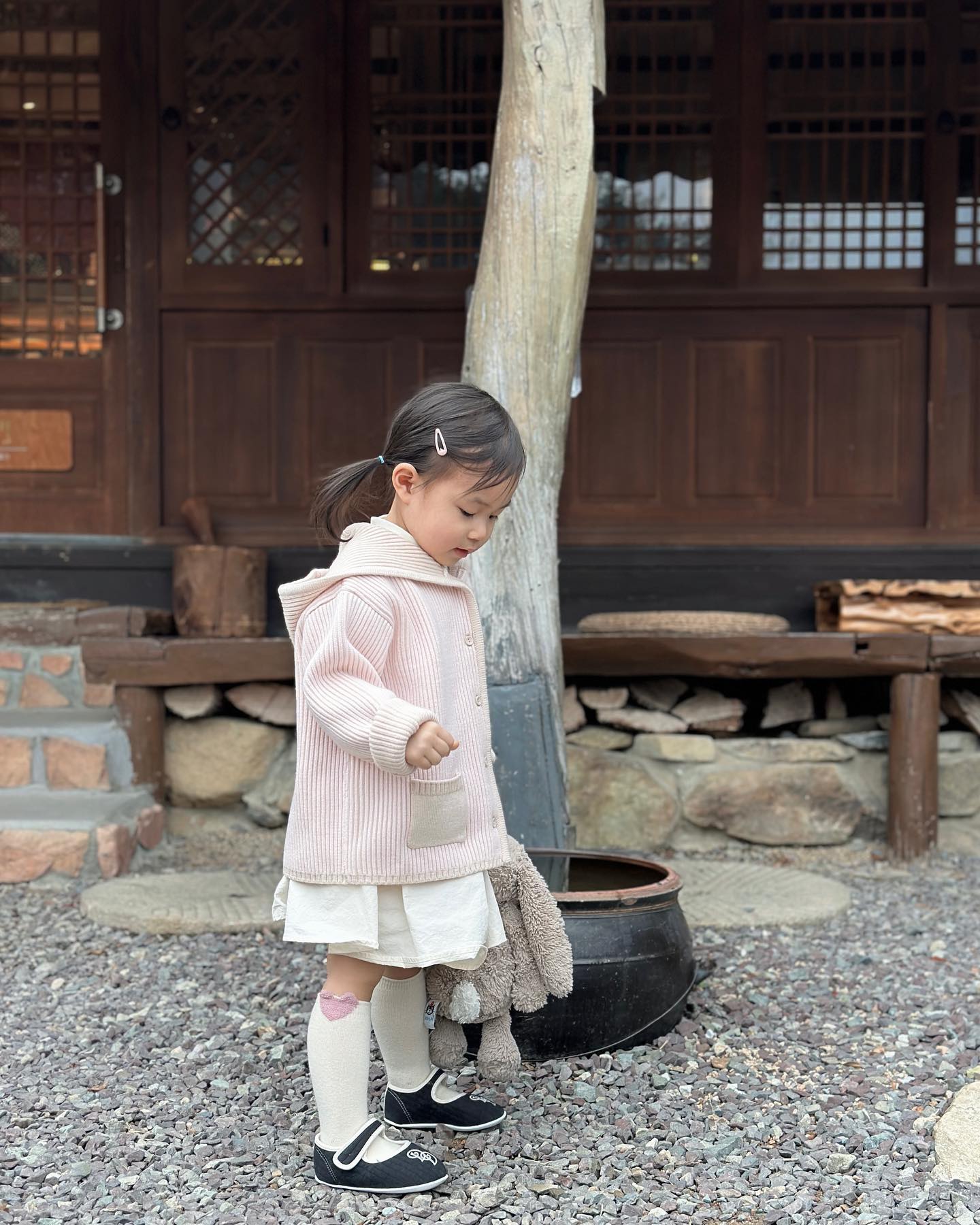 🫧
니트 옷을 좋아해서
아기옷도 엄마옷도 니트가 주를 이루는 편인데
진짜 재질부터 핏이 맘에 쏙 드는 돗프렌즈 후드 가디건,,❤︎ 

니트도 좋아하는 사람들이 더 잘 알잖아요-?

이건 정말 찐.ᐟ.ᐟ 

색감도 너무 예쁜데
탄탄하면서도 부드러운 소재로 되어있으니
서아도 너무 좋아하는 후드 가디건이예요.

후드가 작지 않고 널널한 편이라
아기 머리크기와 상관없이 모자를 썼을 때 라인도 예쁘고
후드에 있는 택, 포켓 위의 돗니멀패치가
포인트도 제대로 잘 살려줘서 더 귀엽다구요오 ◡̎ 

러블리하돗-

/ sᴇᴏᴀ/29ᴍ/95ᴄᴍ/13ᴋɢ/L size
/ dottodot_store 
/ 돗프렌즈 후드 가디건 핑크 L

#돗투돗 #후드가디건 #아기후드가디건 #아기가디건
#유아가디건 #돗투돗가디건 #바라클라바 #아기바라클라바 #등원룩