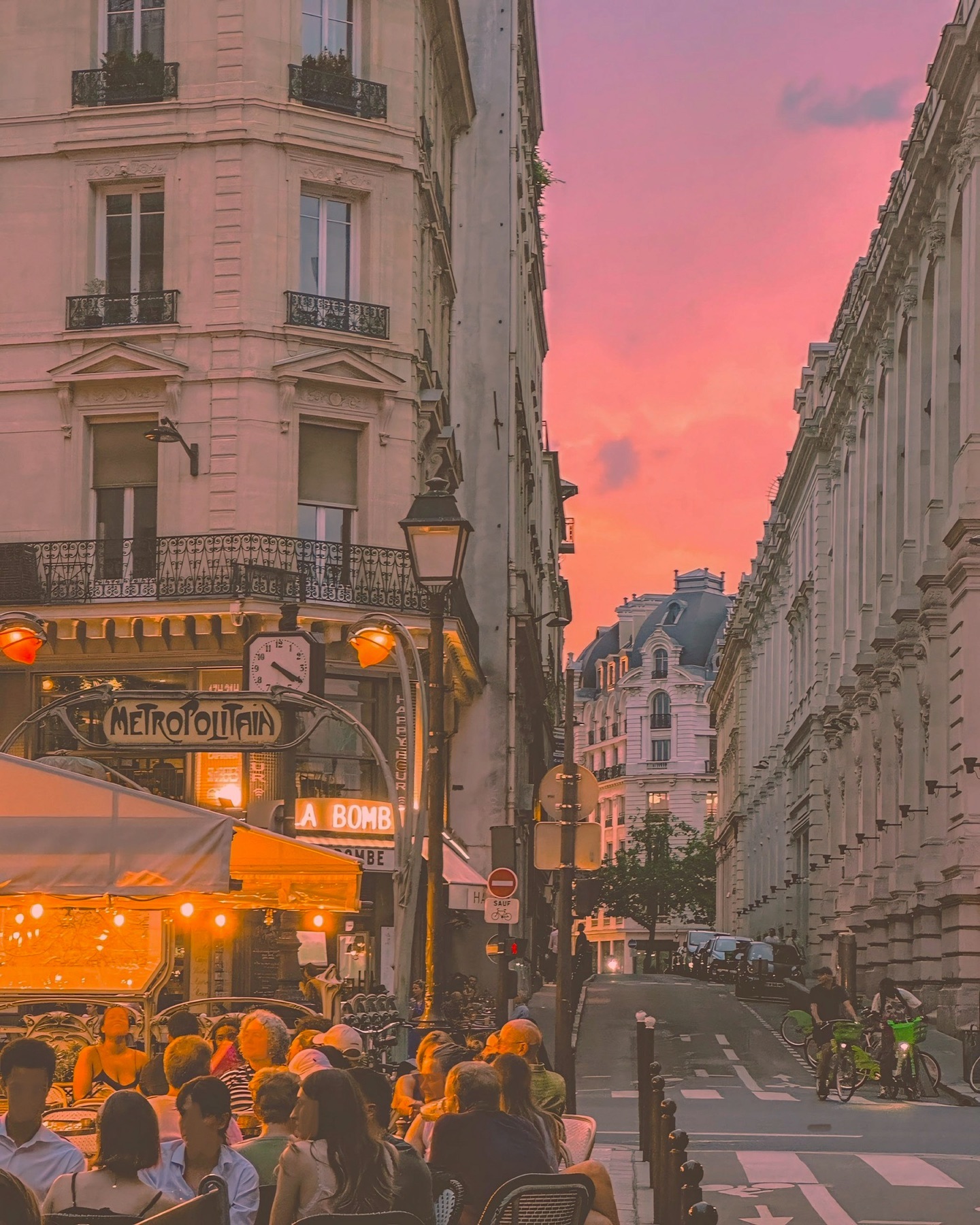 파리, 그 한 달 간의 이야기🗼도심편3 🌆
Paris, Je suis là🗼City center 🌆

파리는 특히 걸어다니는 골목골목 아름다운 건물과 
함께 동화같은 풍경이 펼쳐지는 도시이죠💖

특히 해질녘에는 매직아워의 핑크하늘과
파리 거리의 조명들이 어우러져서 파리감성을 더욱
잘 느낄 수 있는 것 같아요☺️

🗼파리 9월4일역(Quatre-Septembre) 거리의 노을
▪️Quatre-Septembre, 75002 Paris

9월4일은 프랑스 제3공화국이 시작된 날인데요🙌🏻
이를 기억하는 의미로 꺄트흐-셉탕브흐역이 있다고 해요 !

1904년부터 있었던 이 역주변에서도 특히 몽시늬가
(Rue Monsigny)와 슈와쇨가(Rue de Choiseul)
사이의 공간에 마련된 야외식당에서 바라보는
노을은 더욱 아름다웠던 것 같아요🌸

#quatreseptembre #파리여행 #파리노을 #파리거리 #파리골목 #파리스냅 #매직아워 #parisfrance 

Copyright (C) ⓒ by travelwithsera .
All pictures cannot be copied without permission.