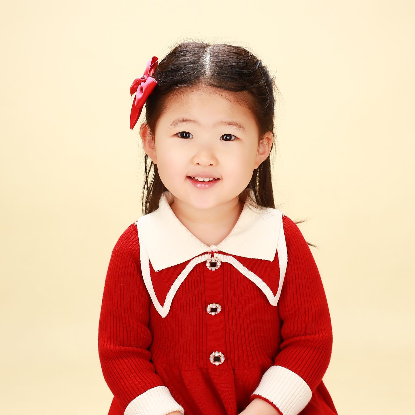 고민만 많았던 요 몇 달🤔
아른아른거리던 유치원으로
보낼 수 있게 되었고
‘엄마 빨리 일하고 들어와 사랑해‘
소곤소곤 말하며 아주 쬐끔은
이해해주는 딸램이 되었다

아직도 우리가 하고 정하는 일들이
괜찮은 것인지 잘 모르겠지만
싱긋 웃는 딸기를 보니
그걸로 되었다 생각이 드네😆
.
.
.
#워킹맘육아맘 #너도나도자라는중 #그래서주말엔뭐하지
