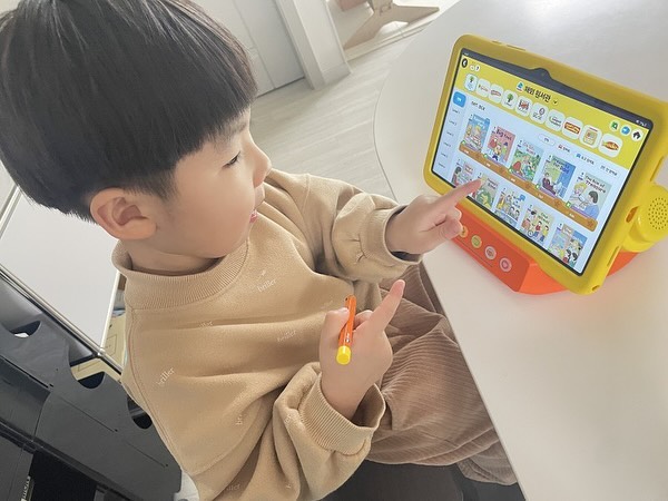 #협찬 이지만 애정가득한 후기♥️

저희 여니가 개월 수가 지나갈수록 
이것저것 궁금한 것도 많고 
해보고 싶어하는 것도 많아져서
하원 후 아이와 시간을 보내다보면
어떤 걸 하면 좋을까 고민이 많아졌었어요
​
짧은 시간을 유익하게 보냈으면 좋겠다고
생각하고 유아학습지 찾아보던 중
주변 지인들로부터 엘리하이 키즈를
여러 번 추천받아 시작하게 되었는데
5세영어 즐겁게 따라하는 모습을 보니
시작하길 잘했다, 싶어 뿌듯합니다

매일 아이와 함께 보면서도 매 번 감탄하게 되는 
엘리하이 키즈의 영어마을 스케일! 

ORT 옥스포드 리딩트리는 물론이고 
스콜라스틱의  First Little Readers
콜린스 빅캣 등 
10여개의 프리미엄 영어 원서전집으로
학습할 수 있는 영어도서관,
5세영어 유아학습지로
엄마인 저도 같이 공부가 되네요 ♥

엘리하이 키즈에는 프로맘킨더 제휴상품도 있는데요!
38%할인받을 수 있는 혜택이 있어
요즘 최대 관심사랍니다 ㅎㅎ
집에서 엘리하이 키즈로 원어민선생님과 학습하고~
프로맘킨더에서 직접 만나니 영어 발화 활용에
큰 도움이 될 것 같아요 

http://mkids.mbest.co.kr/에서 확인해보셔요 🥳🎉

#엘리하이키즈 #프로맘킨더 #유아학습지 #5세패드학습 #초등대세템 #5세영어