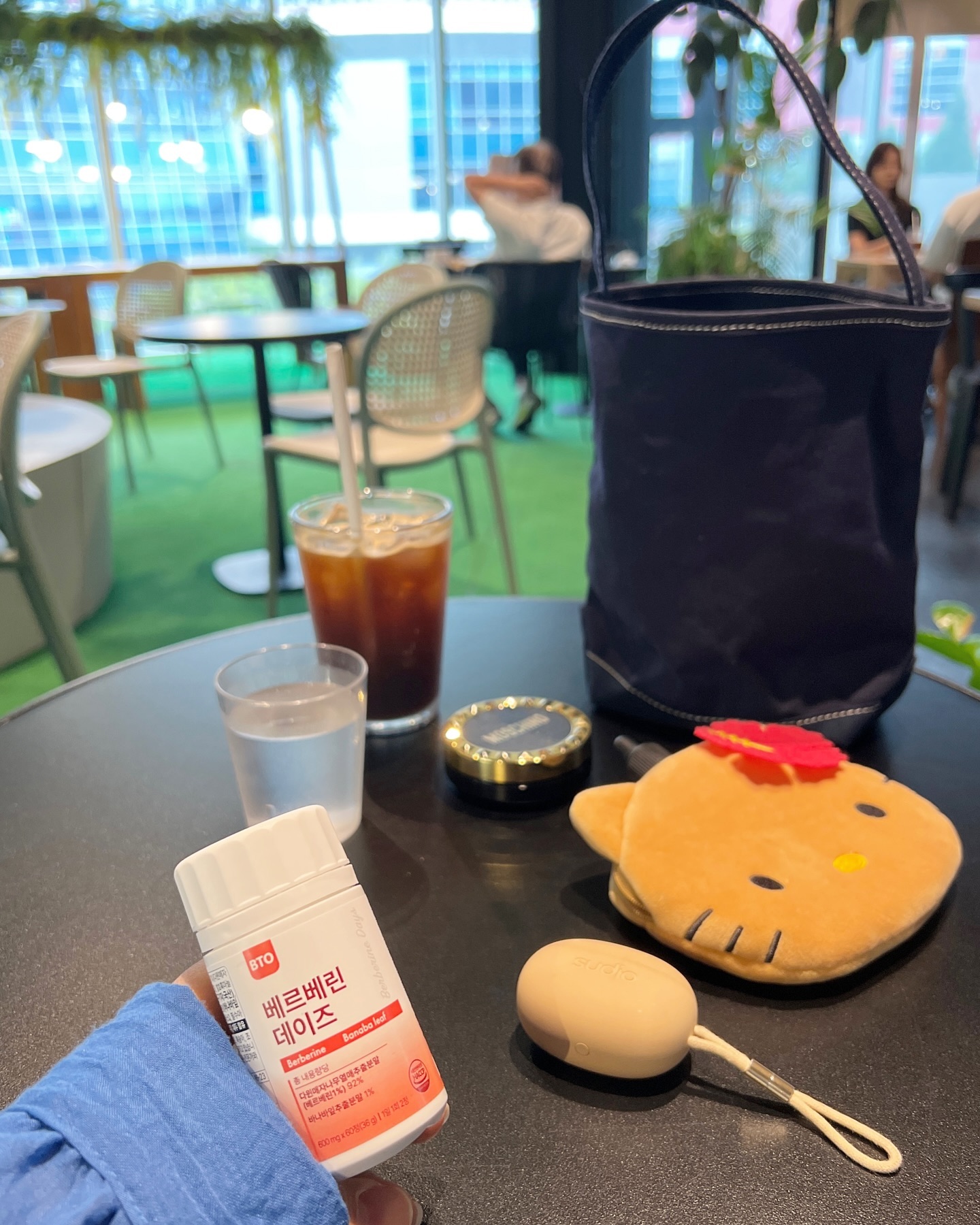 #협찬 
탄수화물 러버에 야식도 좋아해서 챙겨주고 있는 #BTO #베르베린 데이즈 ❤️
식물성 항산화 성분인 베르베린에 #바나바잎 홍국 구기자 발효 분말, 발효 흑마늘 농축분말 등의 부원료로 궁합까지 신경 썼더라구요.
#천연알칼리성분 과 부원료에 아르지닌까지 아미노산 10종 함유라 든든합니다.
종합적인 건강과 함께 단 음식 덕후, 탄수화물 마니아분들 베르베린 함께 챙겨보아요.🎶

현재 관심고객 쿠폰 지급, 리뷰이벤트도 진행 중이니 베르베린 궁금하셨던 분들 이번 기회에 구입하시면 좋을 것 같습니다.
저도 가방 속에 쏙쏙 !🙂