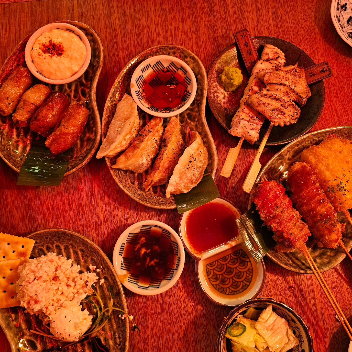 [청주] 핫플 이자카야 숯마카세 "숯토리" 🔥

메뉴도 진짜 다양한데 안주는 뭘 골라두 다 맛있는데 
숯토리 캐릭터도 진짜 졸귀..❤️

주문하려고 보니 메뉴도 진짜 다양해서
그냥세트 하나만 주문했는데 가성비가 미쳤어요..

오마카세 수준으로
음식이 멈추지도 않고 계속 나옴..

안주들도 비주얼 하나까지 놓치지 않아서
존맛인데다가 사진까지 잘나와요 🔥

메뉴는 꼬치종류도 엄청 많은데
전골부터 오코노미야끼 나베 어묵탕까지 없는게 없음

하이볼이랑 꼬치랑 같이 먹으니까 존맛ㅜㅜ
하이볼이랑 살얼음 맥주 추천 🔥

#숯토리청주강서점#숯토리강서점#청주이자카야#이자카야#이자카야맛집#청주핫플#강서동맛집#강서동#강서동핫플#강서동술집#청주술집#청주술집추천#청주데이트코스#청주데이트코스추천#청주안주맛집#분위기맛집#분위기좋은술집#감성술집#숯마카세#청주꼬치집#오늘도묵지_청주#청주이자카야추천#어묵탕#오뎅탕#스지전골