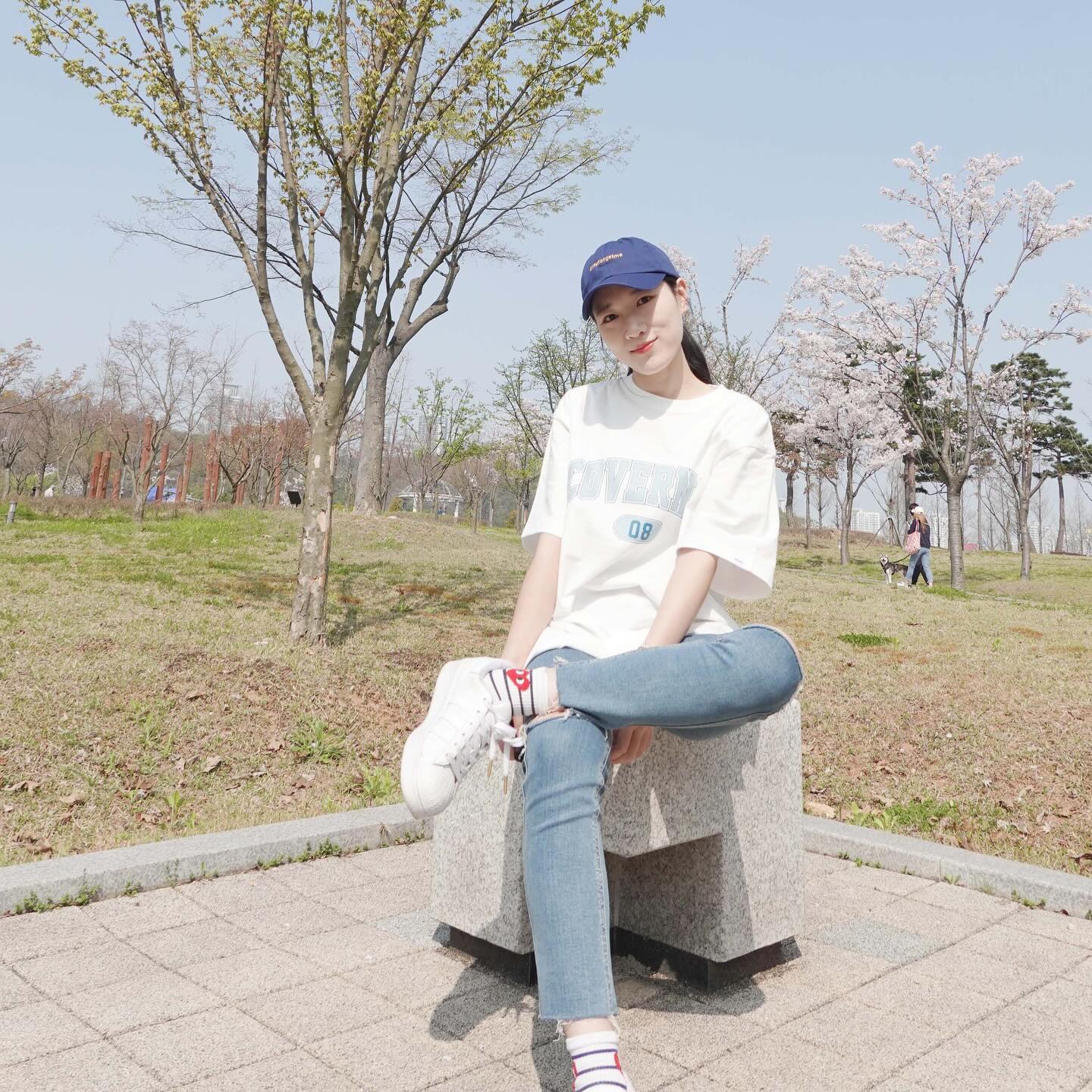 #협찬 #상품제공 covernat_ 

커버낫 아치 로고 반팔 티셔츠 
여성 반팔 커플티로 추천💛

저는 워낙 박시한 느낌을 좋아해서 
여름에 야외에서 운동을 하거나 
평상시에 편한상태에서 입고 다니려고
XL사이즈로 넉넉하게 주문해 보았는데요
엉덩이를 가려주는 기장이라 👕
레깅스에 입을 수도 있어서 사이즈가 
딱 마음에 들더라구요~

7 가지 컬러웨이로 취향에 맞게
선택할 수 있는 아이템이라 반팔 커플티를 
알아보는 분들에게도 좋은 선택지가 될 것 같은데요
군더더기 없는 베이직한 핏으로✨
활용도가 높아 여러 색상에 대한 소장 욕구가
올라오는 티셔츠에요👚

​데일리로 편하게 입을 티셔츠를 찾는분들에게
커버낫 아치 로고 티셔츠 추천해요💛

#커버낫반팔티
#반팔티
#반팔티추천
#남자반팔티
#여자반팔티
#커플반팔티
#티셔츠
#반팔
#오버핏
#오버핏반팔
#오버핏티셔츠
#여름티셔츠
#여름반팔
#커플티
#레귤러핏
#데일리룩