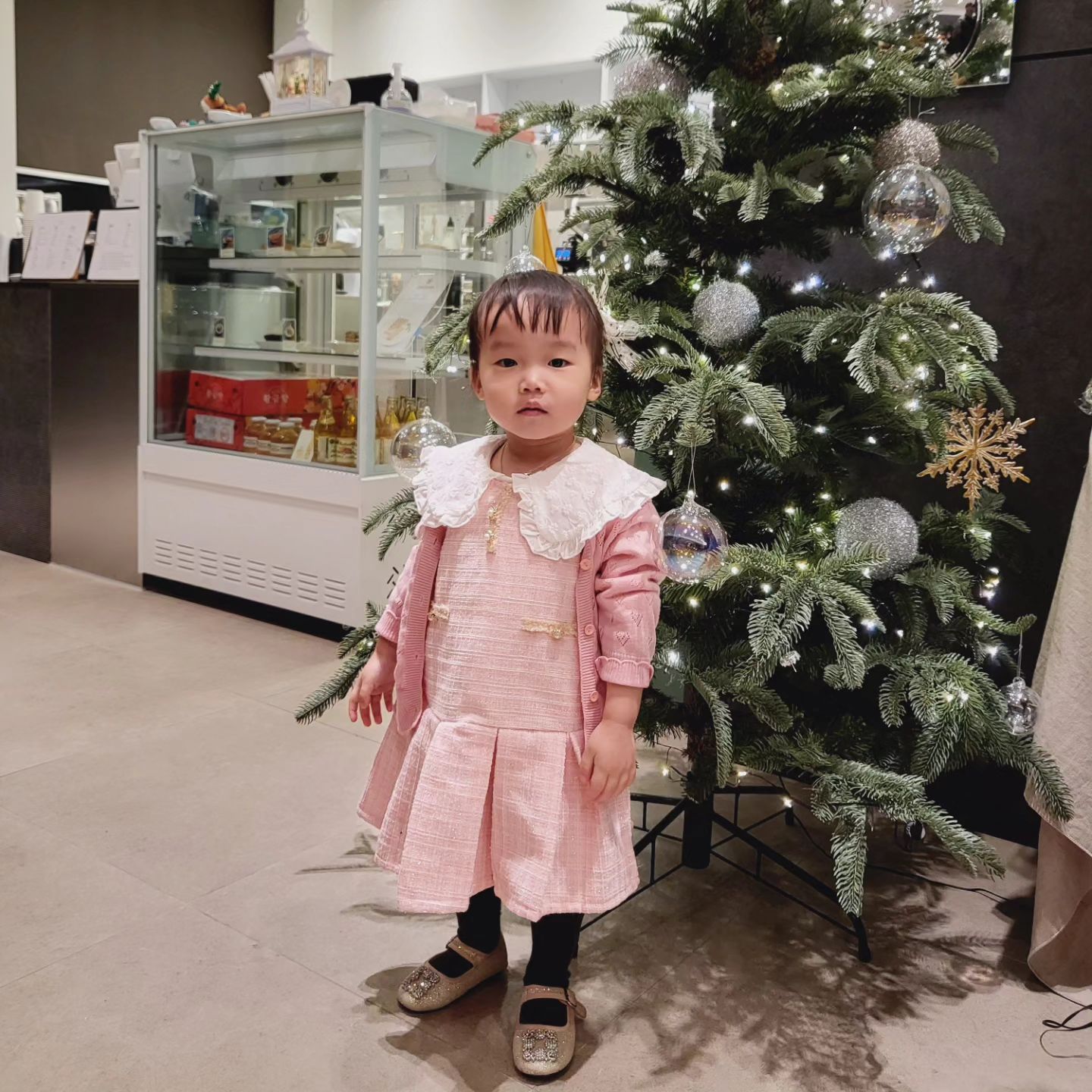 할머니 권사임직 행사에 예쁘게 입고 가서 축하해드리고 왔어요💖 할머니가 예쁘게 화장하고 나왔더니 "할머니 예쁘다~예령이처럼 공주가 되었네"라며 말도 예쁘게 하는 짱어린이, 밥 맛있게 먹고 수영이 이모카페 가서 재롱도 부리기👀