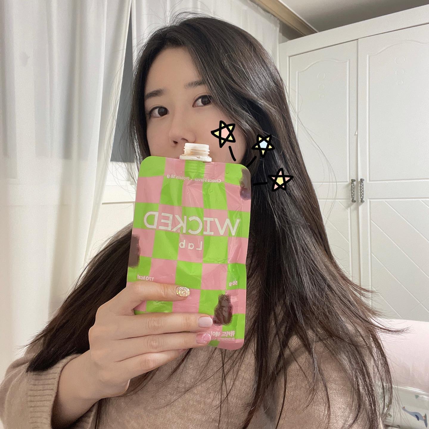 #협찬 #다이어트쉐이크 
🔅위키드 쉐이크

맛있게 다이어트하고 싶은분들 주목🔥

나이가 들어서 이제 굶는 다이어트는 힘들어요😭
다이어트중에도 달달한 간식이 땡기는 저같은
다이어터들을 위한 맛있는 다이어트쉐이크

풍미가득한 진하고 고소한 곡물맛 쉐이크로
✅총 17가지 곡물: 보리, 현미,병아리콩,
귀리, 찹쌀, 대두, 호밀, 옥수수, 흑미, 검정콩,
녹두, 땅콩, 메밀, 참깨, 들깨, 밀, 쌀이 들어간
균형잡힌 한끼식사 대용 다이어트 쉐이크에요

물과 함께 섭취시 1팩에 170kcal로 부담없어요
그냥 물에 먹어도 맛있지만 저처럼 우유에다가
타 먹으면 더 진~~ 하고 맛있음❤️
단백질 18g 당류5g으로 다이어트 최적화 제품

피쉬콜라겐볼, 밀크단백질크리스프 등으로
아삭아삭 크런치한 식감과 고소하고
부드러움까지 꽉 찬 맛의 위키드 쉐이크

포만감도 좋고 탄단지 영양밸런스 굿👍
동물성,식물성 단백질이 5:5로 들어가있어서
한 번에 골고루 섭취할 수 있어요
우리 위키드로 급찐살 열심히 빼요😂 화이팅

wkdlab

#식사대용쉐이크 #다이어트쉐이크추천 #체중조절용조제식품 #다이어트식단 #단백질쉐이크 #단백질음료 #다이어트보조제 #아침간편식 #프로틴음료