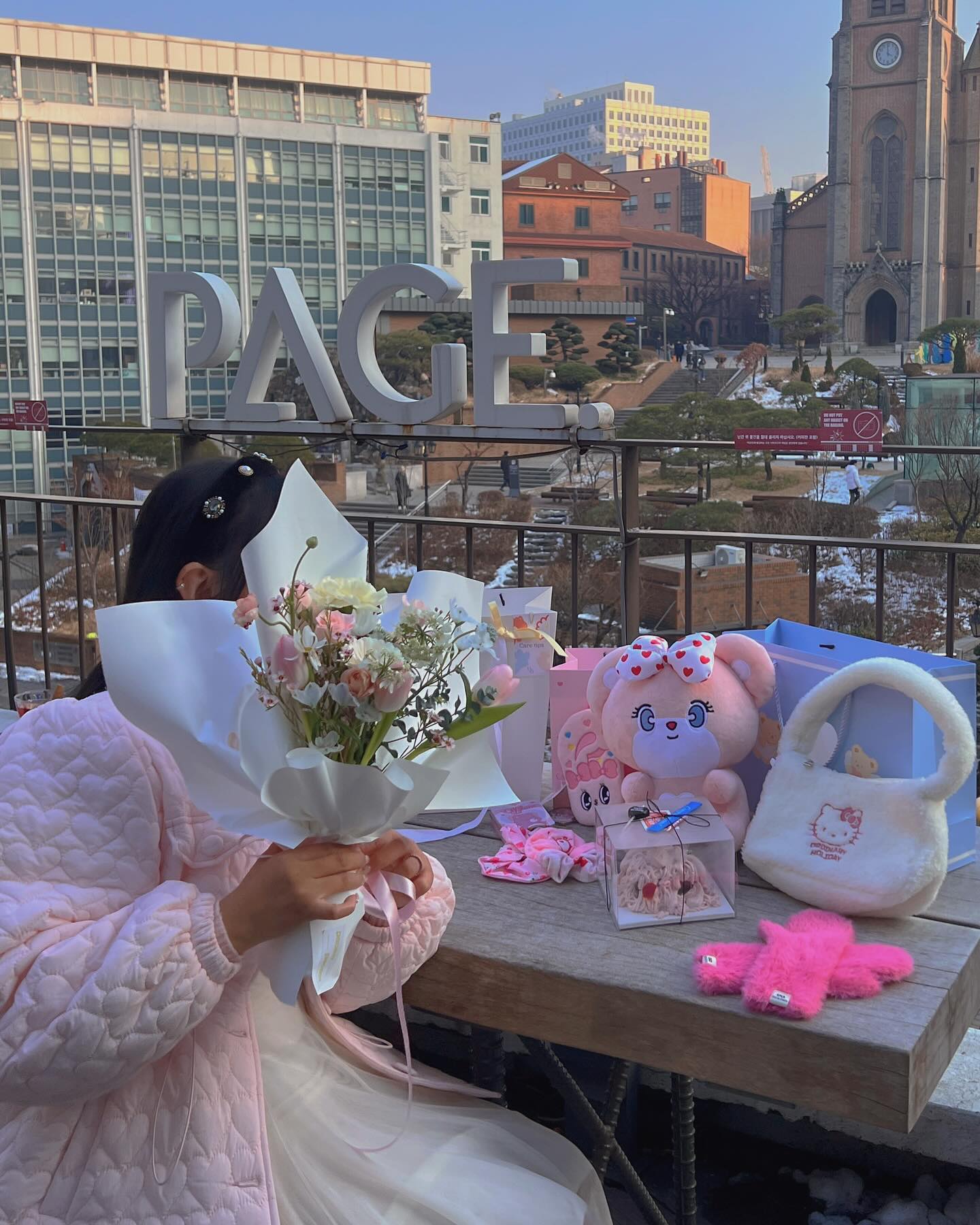 내 사랑들 덕분에 올 한해도 햄볶을듯💖

해 바뀌자마자 생일이라 연초부터
행복 가득으로 시작해서 몽가
더 기분이 좋은듯🫶🏻

내 취향 가득한 생일파티와
초는있는데 불이없어서 led봉으로 불끄고
성냥 키기 무서워서 스스로 불붙이는 것처럼
올해도 재밌게 살듯🤣

축하해주신 여러분 모두모두 안나뷰
모두 행복 가득한 2024 되세용 ❤︎Ψ(⃔ ｡•༝•｡)⃕↝

#hbd #🎂 #🫶🏻 #🌷
