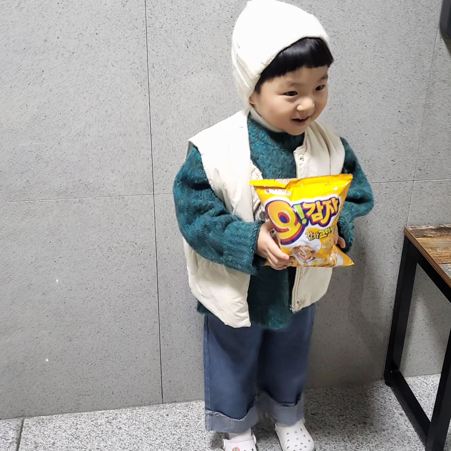#바깡우 #1150일 #37개월23일
어린이집 마지막 성탄발표회🎉
강우가 할아버지 초대해라고 초대했나고
하도 물어봐서 
아빠한테 영상 찍어 보내기 😉
아침 눈뜨자마자 할아버지 초대했떠요?
전화해주세요! 결국 강우가 할비 초대함 
울 아빠 얼굴 보기 힘든데.. ㅋㅋㅋㅋ
손주 덕에 아빠 보겠네ㅋㅋㅋ
의성에 있는분 까지 초대 했으니
아들 잘해라잉 ㅋㅋㅋㅋ

#중앙어린이집 #성탄발표회 #할비사랑손주 #기쁨이마마 #오등완 #기대하께