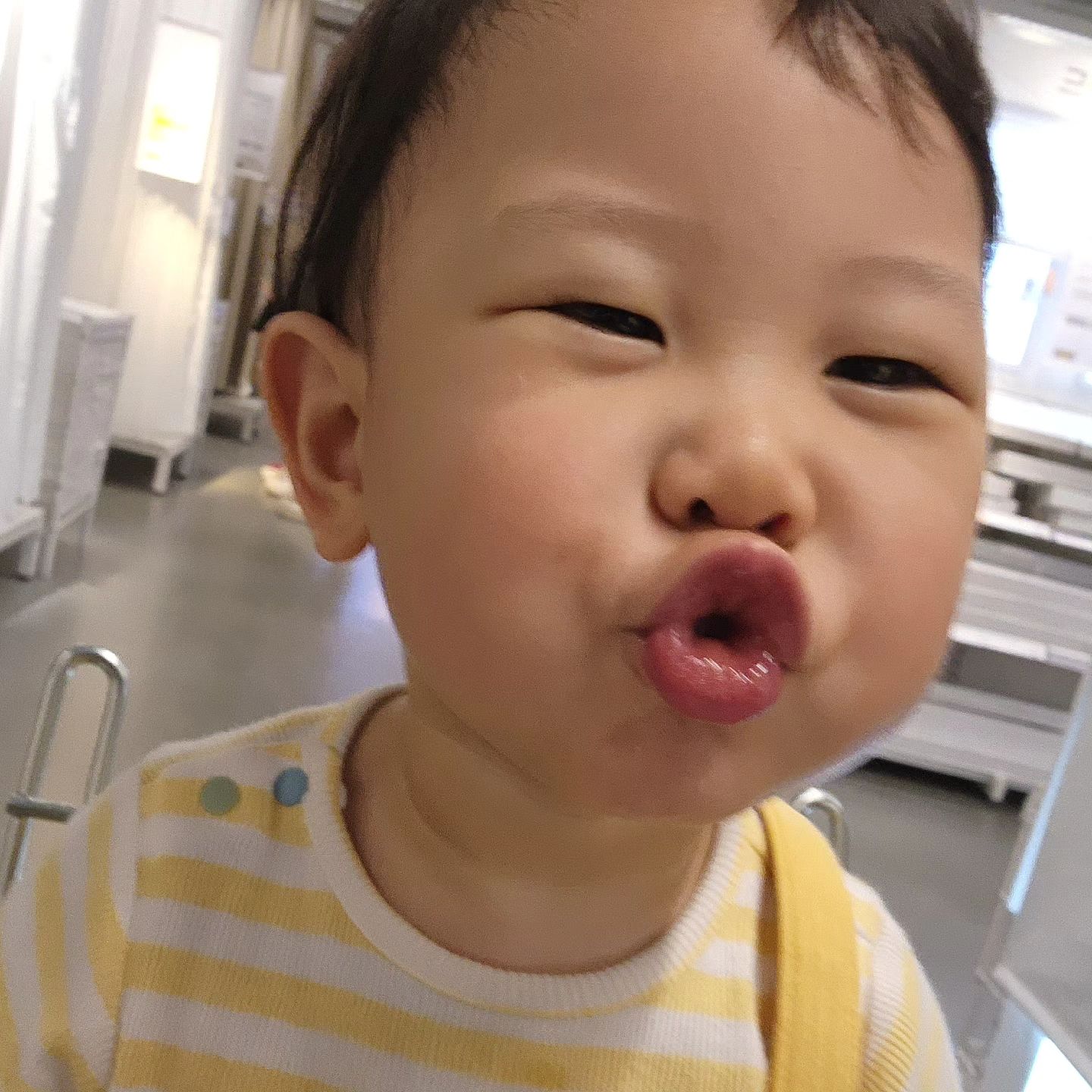 #2024년 #첫게시물은

또유니 뽑뽀💋셀카로 정했닷!
아까 이케아 갔다가 폰을 신랑한테 맡겼는데
또유니랑 아빠랑 둘이 이런거 찍어놓음ㅋㅋㅋ

엄마폰+아빠손거치대+또유니셀카
=23년 마지막 또유니사진ㅋㅋㅋ

#2024 #새해가 #또왔다 #🌅 #잘살아보자요
#22개월아기 #아기셀카 #아들스타그램 #육아스타그램