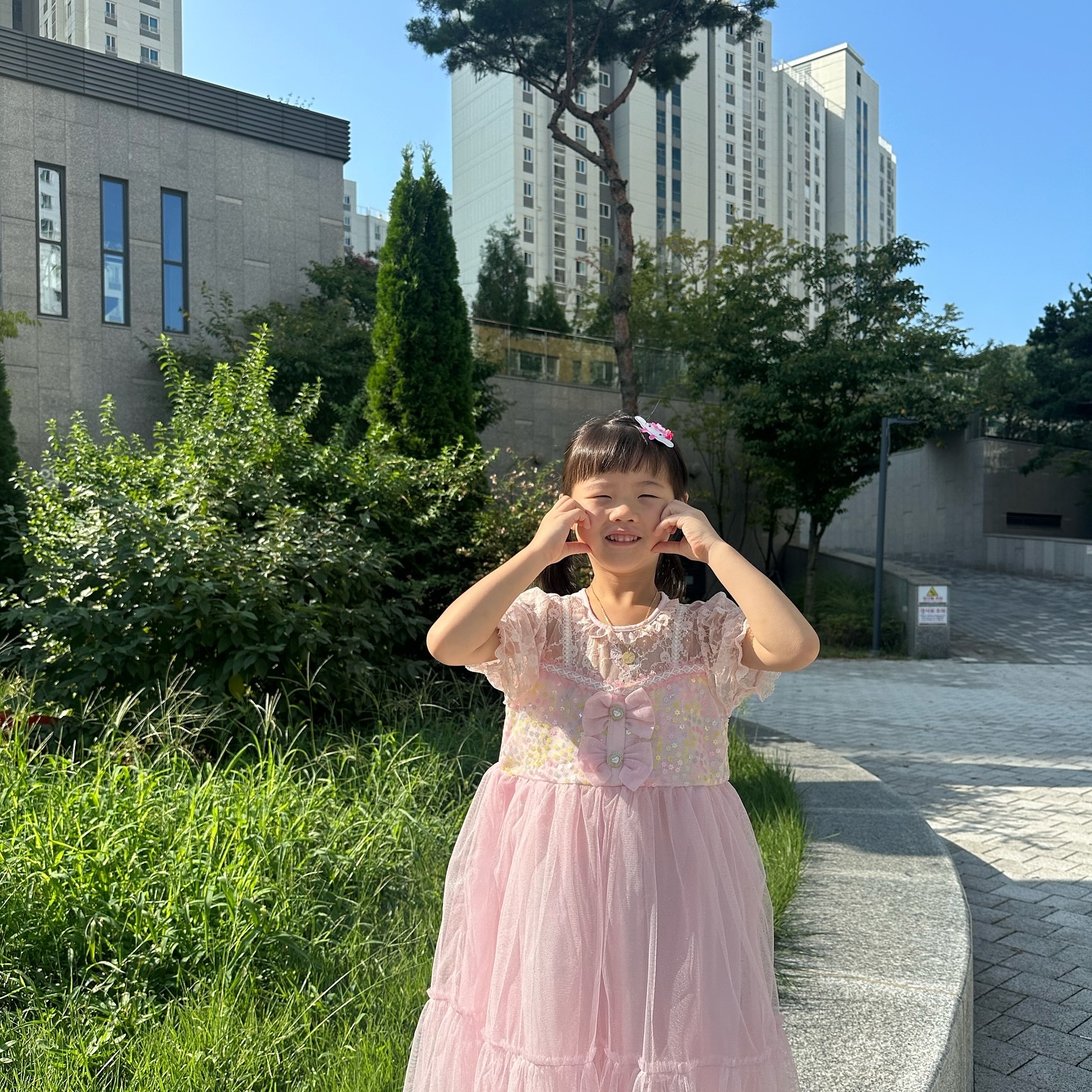 🪴
#20240910

너무 이뻤던 서현공주의 하루
유치원 끝나고 꽃피우러 가자💛
고사리같은 손으로 이쁘게 꽃꽂이
오늘도 즐겁고 이쁘게 완성 💐
집에 꽃이 있으니깐 이쁘고 기분이 좋다☺️

#서현공주의하루 #꽃피우러가자 
#엄마도찍어줘서고마워