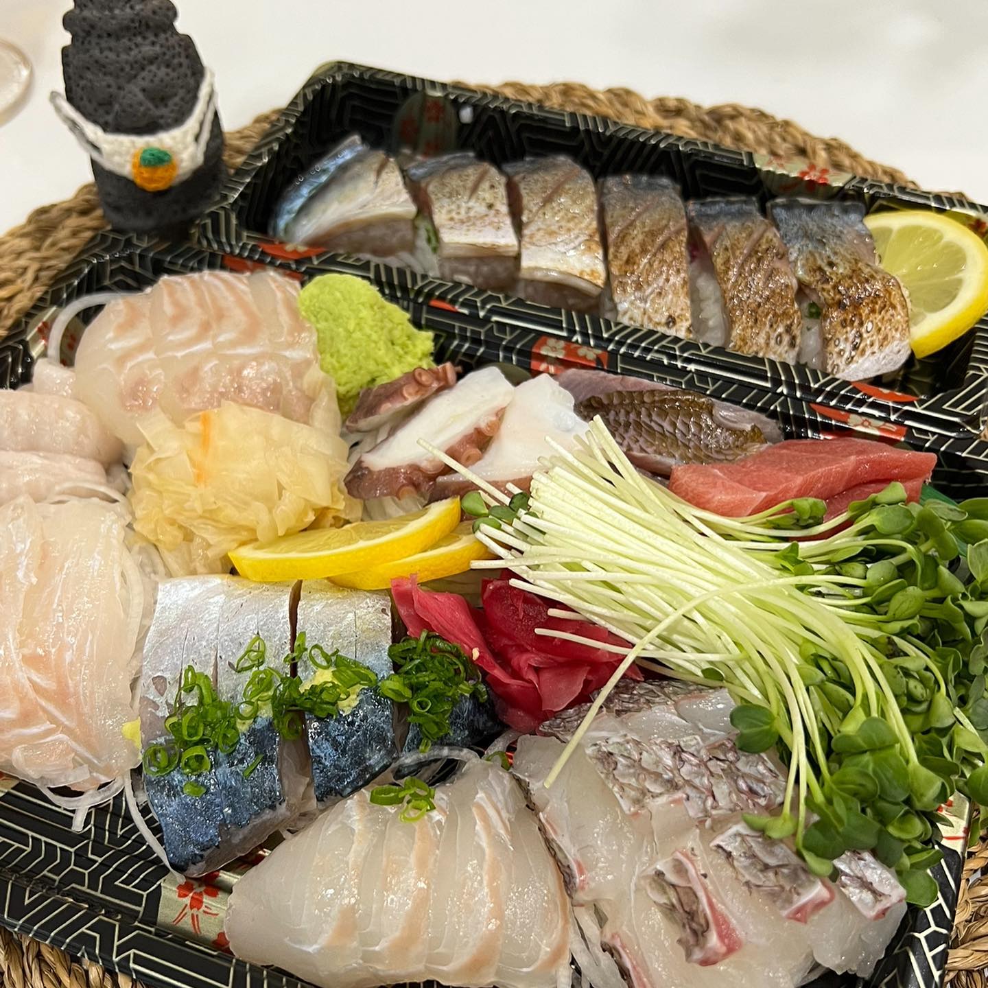제주도 숙성활어회 맛집! #제주사바 
모둠회 뿐만아니라 고등어봉초밥(시메사바) 존맛탱...😲🤍

📌포장도 가능하고 매장도 깔끔하고 넓찍해서 단체로 가기에도 좋은 가게

📍위치 : 제주 서귀포시 남원읍 태위로 507 2층
📍영업시간 : 17:00-22:00 (월휴무)

#제주도#제주맛집#제주여행#서귀포맛집 #제주스냅 #제주펜션 #맞팔 #먹팔 #선팔 #제주고등어봉초밥 #제주고등어회 #제주횟집추천 #제주공항맛집 #제주도초밥 #제주도술집 #제주도단체식당 #제주도민맛집 #전국맛집 #푸딘코제주도투어