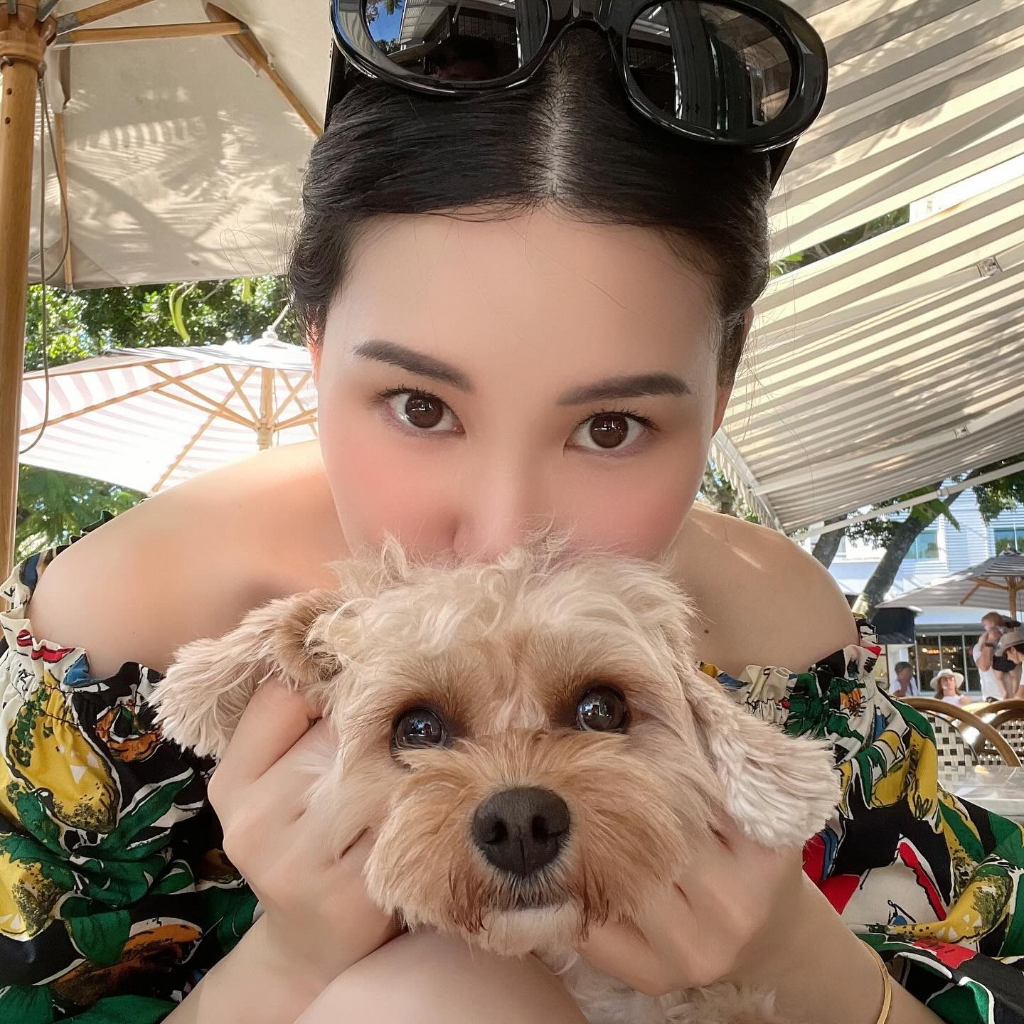 With my baby girl Kelly 😍😘🎶💖☀️
Isn’t she #lovely 🐶🐾💘💋💋💋

•
•
•
•
#noosa #queenslander #daytrip #beautifulday #holidaymode #lunchdate #cavoodlegram #cavoodlelove #summervibes #waterfrontdining #cutiepie #italian #seafoodlover