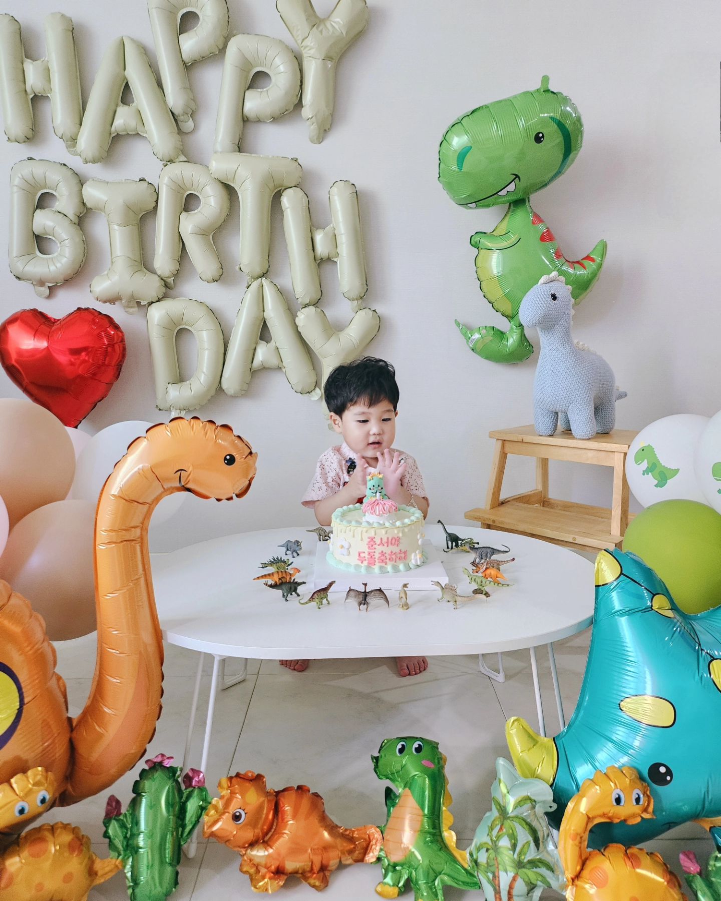 호감이를 위한 공룡파티🦕
정말 이런 재주 없는데 널 위해 최선을 다했어
우리 준서가 너무 좋아해줘서 뿌듯해 🩵
요즘 폴리에 푹 빠져서 공룡 안 좋아하면 어쩌나 걱정했는데 쓸걱이였네!
준서 오늘 마무리까지 일찍 잠들고 기특해 최고야
남편 고마워
덕분에 생레몬과 준서 생일상 즐기고 있어 😋
공룡케이크도 고심해서 골랐는데 너무 예쁘게 제작해주셔서 만족🩷
myfav_cake  서비스로 주신 머리띠도 감사해요😍
호감아.
일단 잘자라 이제 엄마 생일주간이다.
풍선 불고 잔치준비해 너