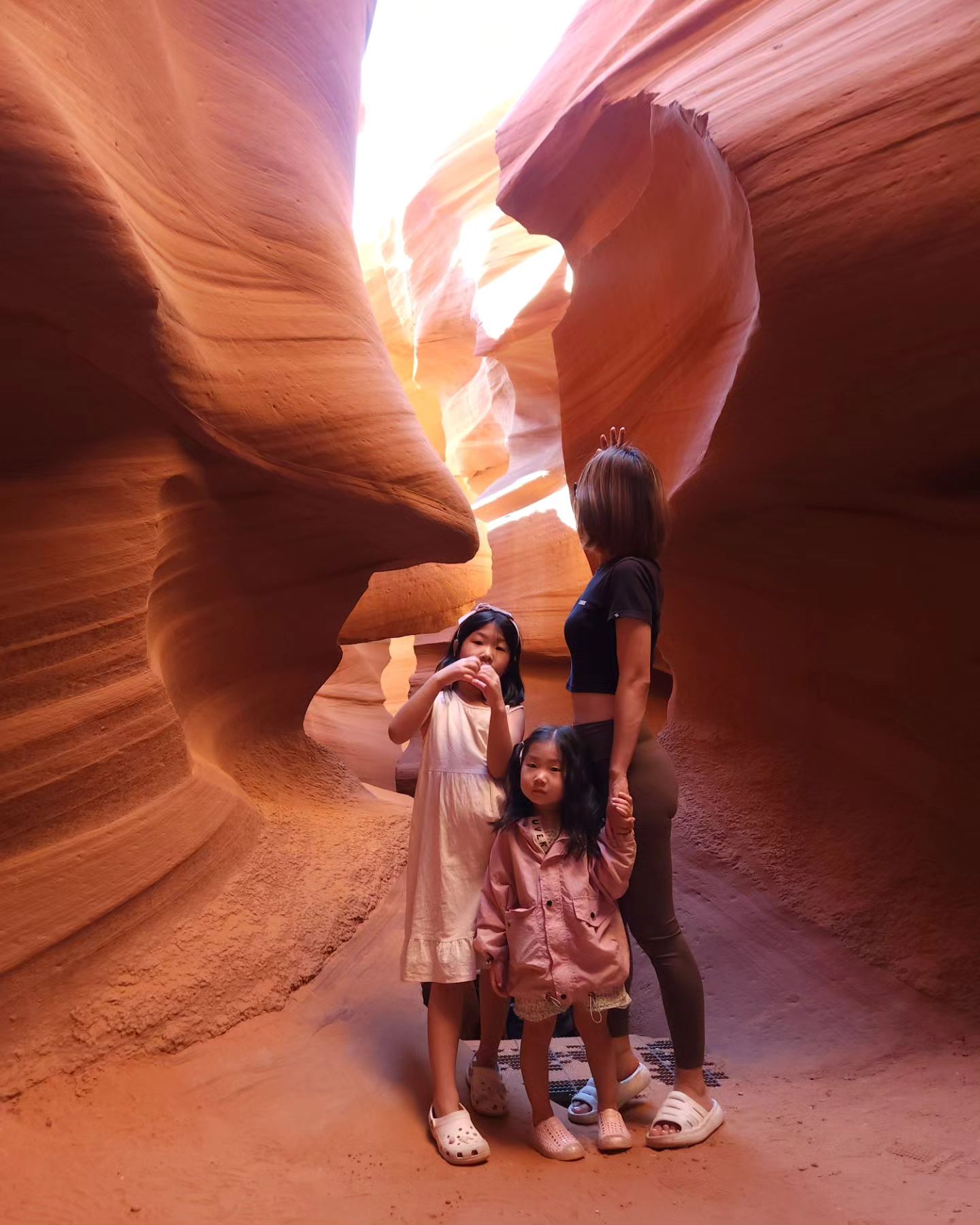 La여행 8일차 : Antelope Canyon 
앤터로프 캐년을 보기 위한 대장정
이날 남편 하루 운전 17시간 한 날
가는 길에 홀슈밴드 곁다리로 보고
원주민이 사는 나바호자치극으로 이동!
애들는 앤터로프 캐년은 관심이 없고
원주민이 보고싶다는 원주민에 대한 호기심 
하나로만 일관했다

이동하는 동안 4시간여 운전한 거 같은데
사막을 가로지를 때마다 시간이 한시간씩
바꼈다 너무 혼란스러운 경험 ㅋㅋ

앤터로프 예약시간까지 운좋게 도착해서
앤터로프 협곡을 직접 내려갔다
비탈진 협곡이라 약간 무서웠는데
최연소 관광객이 였을 채은이도 잘 통과
대단하다 우리집 막내딸 ㅋㅋㅋ

앤터로프 캐년을 보고 유타주를 건네 돌아서
밤에 라스베가스 도착!
가도 가도 안나올거 같은 사막을 지나
화려한 시티 불빛을 보니 안도감에
너무 기뻤다 ㅎㅎㅎ
-
#홀슈밴드 #앤터로프캐년 #la가족여행 #라스베가스 
#나바호차지공화국 #AntelopeCanyon #세딸맘 #육아맘