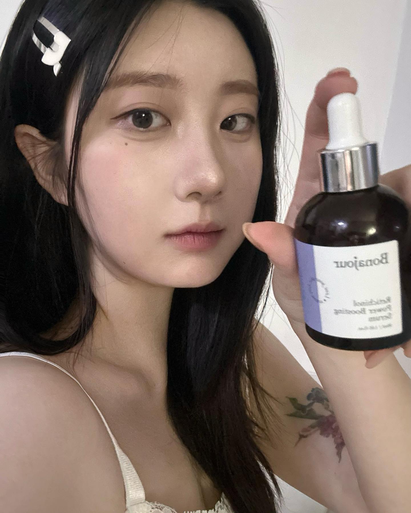 #광고 #제품제공 bonajour_official

🤍보나쥬르 레티치놀 부스터 세럼 🤍

대한민국 퍼스트 브랜드 대상 7년 연속 천연 화장품 부문 1위 대표 화장품 브랜드 보나쥬르에서 신제품 🫧레티치놀 부스터 세럼🫧이 출시되었어요
🍃레티놀 성분이 자극적이여서 사용을 어려워 하신분들을 위해
개발된 저자극 세럼이라고 해요🌿
주름,모공, 피부결 등 많은 피부고민에 사용해보세요
저는 피부탄력, 모공, 요철에 효과를 봤어요!-!

평소 세안 후 스킨케어 루틴에서 여러 제품을 바르게 되면 피부가
오히려 영양분을 온전히 흡수하지 못해서 제품은 최대한 간소화해서 발라주는 편이에요 그리고 세럼 특성상 되직한 제형은 흡수가 잘 안 되어 피부 트러블이 났었는데 레티치놀세럼은 물 같이 가벼운 제형에 레티놀 성분이 들어가 있어 피부케어에 정말 좋더라고요 + 다양한 탄력 시너지 성분이 함께 함유되어 있어 피부 탄력을 부스팅 시켜주는 제품입니다•••
(300달톤 저분자 콜라겐,저분자 아세틸헥사 펩타이드, 저분자3 중 히알루론산, 시카 콤플렉스, 리포좀화 이데베논 함유)

레티놀 성분을 사용 시 퍼센트가 아닌 IU 함량을 확인해야해
요!! (식약처 인정 주름개선 고시함량(2,500IU)보다 높은 레티놀
2,520IU 함유)

#광고#보나쥬르#레티치놀#레티치놀세럼#레티치놀파워부스팅세럼#레티놀#레티놀세럼#레티놀효과#레티놀입문템 #bonajour#나이트스킨케어#클린뷰티#천연화장품