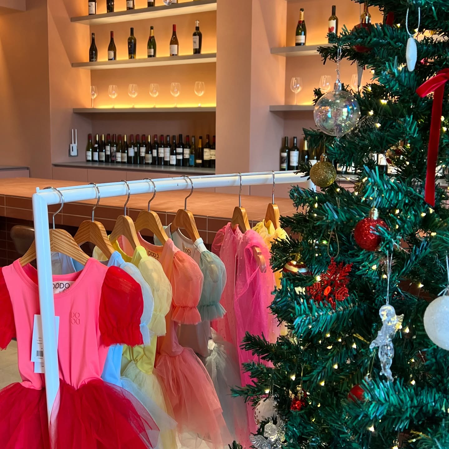 크리스마스 마켓으로 준비중인 콘크리트 엔젤 안산🎄
이번에 좋은 기회로 #수어플룸 x #콘크리트엔젤안산 아동복 행사를 준비하게 된 단비언니입니당✌🏼
애기 옷도 넘 귀엽고 이쁘고 애기들이 좋아하는 튜튜 드레스부터 겨울에도 이쁘게 입힐수 있는코트류와 편안하고 부드러운 활동복 모두모두 품목별 균일가로 준비중이에요🍀
안산 근처에 있으신 애기엄마들 오셔서 편하게 구경하시고 득템까지 헤가세요✌🏼아 그리고 옷 택에 있는 가격은 정상가니까 놀라지 마시고 벽에 가격표 붙을 예정이니 확인 부탁드려요!

🍀장소: 콘크리트 엔젤 안산/ 경기도 안산시 단원구 광덕대로 151 삼영타운 1층 
🍀날짜: 11.13일 수요일 - 11.14 목요일
🍀시간: 오전 10시 - 오후 8시 마감

concrete__angel