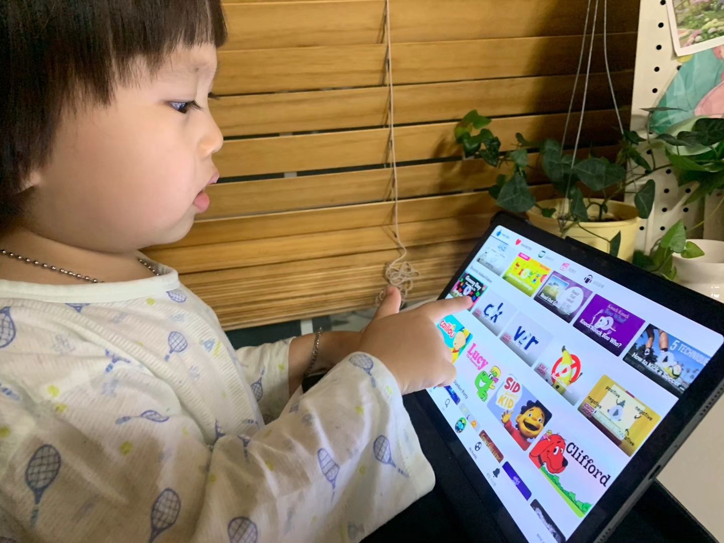 <<에픽>>

3살 도도도
즐겁게 즐기는
1등 영어도서관 <에픽>

에픽은요
미국의 초등학교 80% 이상에서 사용하고, 국내에서도 유명한스콜라스틱,
옥토닛, 까이유, 세서미, 내셔널지오그래픽 등
4만권 이상의 도서가 탑재된 영어도서관이에요♡

연령, 관심분야에 맞는 책을 AI가
추천 해 줘서 한권으로 끝나지 않고 연결해서 독서를 이끌어 준답니다

확실히 초딩 귤탱이는 책위주였는데
도도계정으로 들어가면
영상도 많이떠서
도도는 에픽을 유투브인줄 알고 즐긴답니다ㅋㅋ

정확한 발음과 억양으로
읽는 속도에 맞게 단어 하나하나를
확대 해 주는 기능과
단어를 누르면 발음을 다시한번 들을 수 있는 
기능이 있어 듣기 말하기 능력까지 향상시켜 줄 수 있어요!

핸드폰, 태블릿 어플 설치 가능한 기계에서
모두 사용 가능하고
콘텐츠를 다운받을 수 있어
와이파이가 잡히지 않는 환경에서도 OK!

하나의 아이디로 4명까지 
각자의 계정으로 사용 가능하고
동시접속까지 가능해서 
누나가 하면 꼭 해야되는 도도도
기다림없이 함께 사용 가능해서 
더 좋답니다♡

1등 영어도서관 에픽으로
즐겁게 영어독서 해봐요╭( ･ㅂ･)و ̑̑

✔️총40,000권이상의 독보적인 도서 보유량
✔️국내에서 볼수 없는 수준 높은 도서
✔️미국 초등학교의 80%가 이용하는 1등 영어도서관
✔️아이의 독서능력 향상에 도움
✔️합리적인 이용가격

#에픽#epic #영어도서관 #온라인영어
#유아영어추천 #초등영어추천 #영어동화책 #영어그림책  #영어영상추천