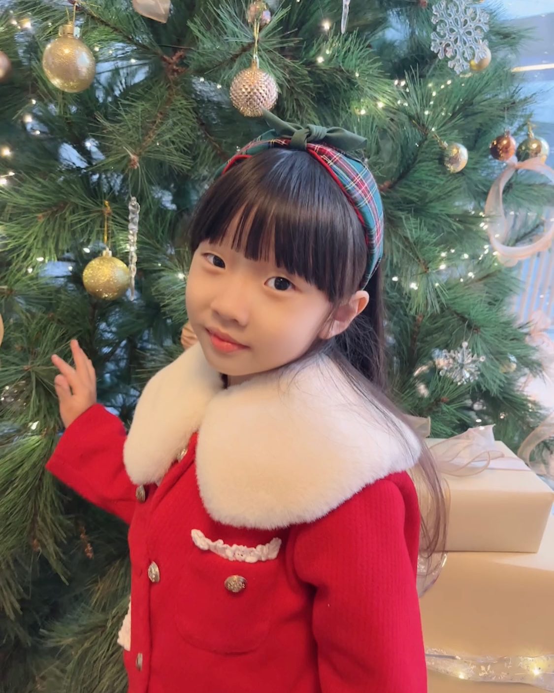 #예나그램 

클쓰마스날 예쁜 카페에서🎄

카페에 갔다가
대형트리 그리고 곰돌이트리 앞에서
우리 예쁜 예나 많이많이 찍어주었답니다❤️💚

_ontheon 

#진천동카페 #온더온카페 #곰돌이트리 #대형트리
