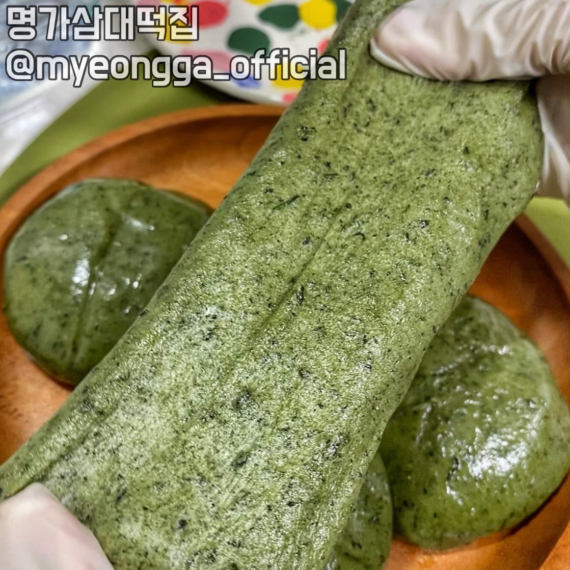 #협찬 #명가삼대떡집 #쑥인절미
안녕하세요:) 요즘 날씨가 후끈후끈해서
밖에 나들이 가시는 분들 많으실텐데요~!😆
아이들 간식하기에도 너무 좋고, 
시원한 아이스아메리카노랑 같이 먹어도 찰떡인
쑥향이 은은하게 나는 쑥 인절미를 들고왔어요💚

찹쌀, 쑥, 소금, 설탕 이외에는 아무것도 들어가지 않아
건강하게 맛있게 먹을 수 있는 떡이에요~!🤤
100g씩 개별포장 20봉에 콩가루 2봉이 들어있어요😉
바로 먹을 떡 빼고 냉동보관하시면 먹기 2시간전에 밖에 두면
쫄깃쫄깃한 식감으로 먹을 수 있더라구요😋
명가삼대떡집 쑥인절미는 진짜 영상으로 보시는것처럼
쫄깃함 보이시죠!?!👍🏻 부드럽고 찰지고 맛있는 쑥인절미💚
너무 쫄깃해서 손으로 잡으면 손에 달라붙어서 때기도 힘든!! 
찰떡🤣 그냥 먹어도 너무 맛있지만, 
같이 보내주신 콩가루에 찍어먹으면
진짜 고소미….😋😋 두가지 버전으로 먹을 수 있어요!😍

쑥인절미가 찰져서 그런지 하나만 먹어도 허기가 차는 느낌😋
바쁜 아침 하나씩 주머니에 넣고 
출근길에 잡고 먹기 너무 좋아요🤭

5월은 가정의 달인데, 부모님께 선물 하기에도 너무 좋고
주변 지인들선물로도 부담없이 너무 좋아요❤️
오늘도 myeongga_official 잘 먹었습니다.🙇🏻‍♀️