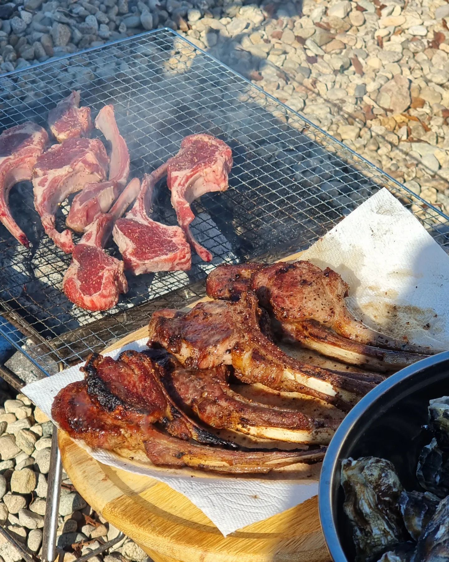 안녕하세요 크리스마스의 산타도우미 냉편입니다.

이번 크리스마스에는 홀쭉이 부부 주관의 캠핑에 숟가락을 얹었습니다.

모든 장비 및 음식제공을 받아 고기 굽는거 하나로 전부 떼우는 날로 먹기를 시전하고 왔습니다.

추운날 크게 고생해주신 빼쭉이 부부에게 다시 한번 감사 인사를 드립니다.

식순을 안내해보자면,
1. 양갈비 
2. 숯불닭구이
3. 석화, 홍가리비
4. 크리스마스 디저트
5. 샤브샤브 칼국수

순이 되겠습니다.

성탄절은 예수 그리스도의 탄신일입니다.

오랜 옛날, 신에게 양을 제물로 바쳤기 때문에 첫끼는 양갈비로 시작했습니다(개뻥입니다).

코스트코의 양갈비가 이리도 좋은줄 몰랐네요. 위시리스트에 담게 되는 맛이였습니다.

숯불닭구이는 생 닭정육에 소금 후추만 해서 구워 불닭 소스를 찍먹했는데요.

추운날에도 고기가 굳지않고 오래 가 나이스했습니다(캠핑부부의 노하우 박수).

석화는 정말 몇년만에 먹었는데요. 오랜만에 그때의 감동이 물밀듯 밀려오는것이 마치 2002년 월드컵 4강 신화와 같아 즐거웠네요.

그 뒤를 받쳐주는 홍가리비 또한 나이스

까까는 다이어트를 위해 최대한 자제했구요~

마지막으로 샤브샤브 칼국수는 빼쭉이 부부의 오마카세로 이루어졌는데 양념장이 곧 팔아도 될 정도로 훌륭했습니다. 너무 잘 만들어서 레시피 제공까지 받았답니다^^/.

즐거운 성탄절 알뜰하게 보내본게 몇년만인지 모르겠네요.

정신없이 달려온 시간 잠시 뒤돌아볼 수 있던 계기가되었던 것 같습니다.

한해 마무리를 짓는 시기인데요. 인님들 연말연시 술조심 차조심하시고 즐거운 마무리 되시길 바랍니다.

저는 물러나볼게요 그럼 이만.

#크리스마스 #파티 #연말파티 #크리스마스캠핑 #캠핑 #캠핑요리 #부부동반 #부부일상 #음식 #요리 #야외요리 #야외쿡킹 #야외쿡방 #양갈비 #샤브샤브 #석화구이 #조개구이 #먹방